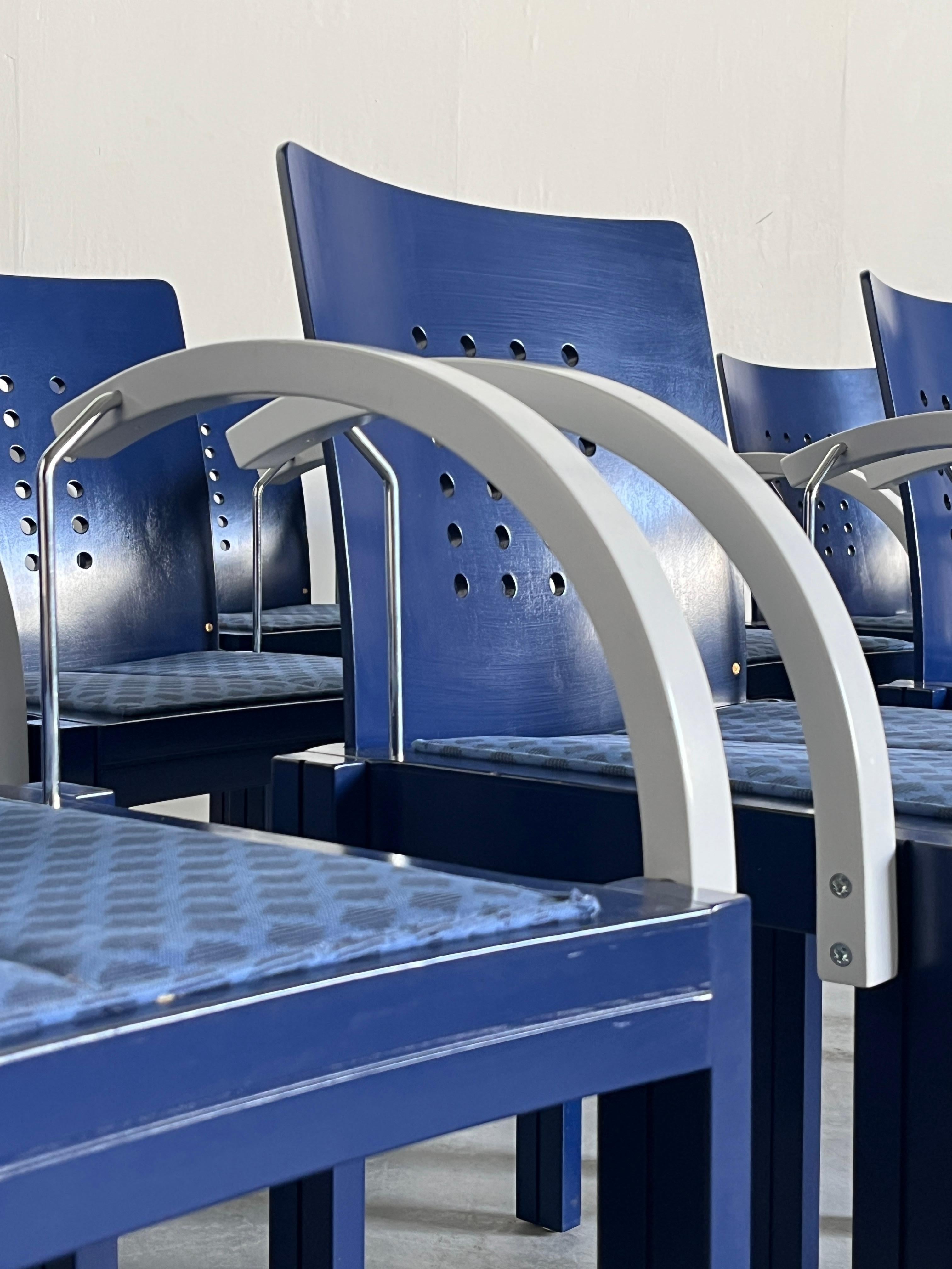 1 von 20 Postmoderne Memphis Ära Thonet Vienna Stackable Signed Dining Chairs, 90er Jahre (Metall) im Angebot