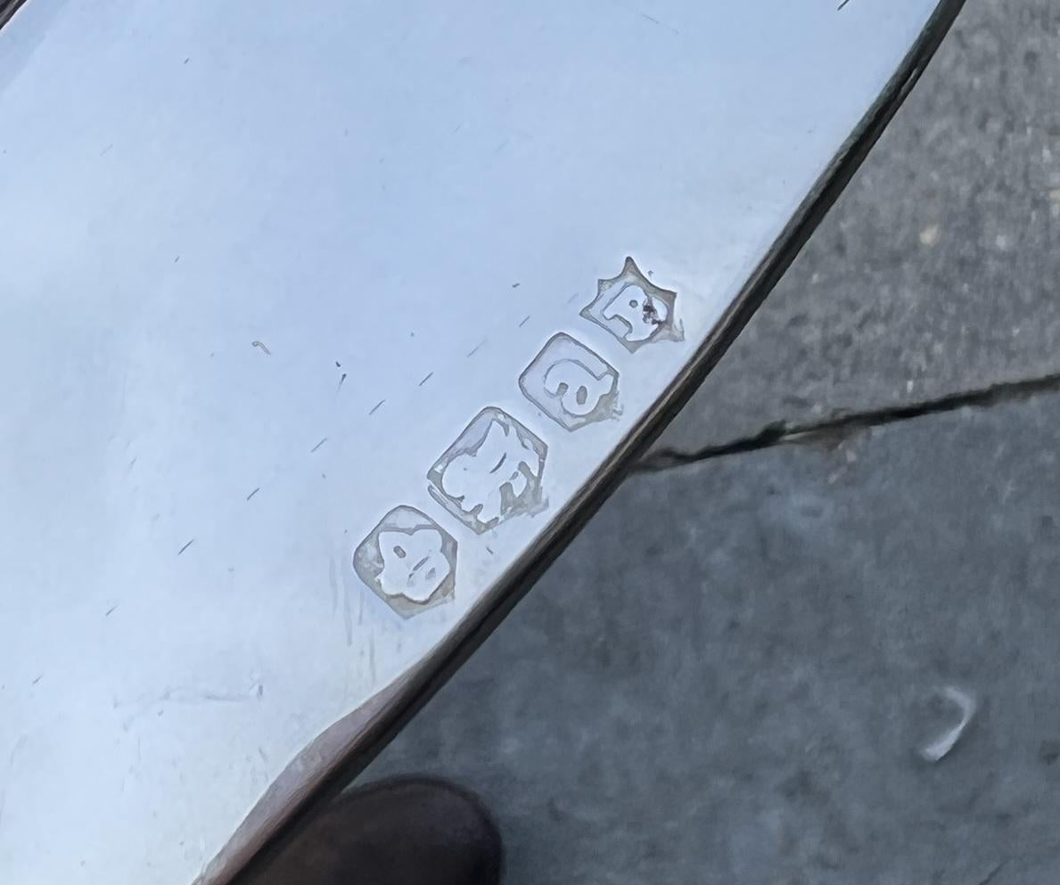 Siamo lieti di offrire in vendita 1 di 29 vassoi da portata in argento Sterling placcato, con marchio completo di Sheffield 1919, con stemma armoriale inciso 