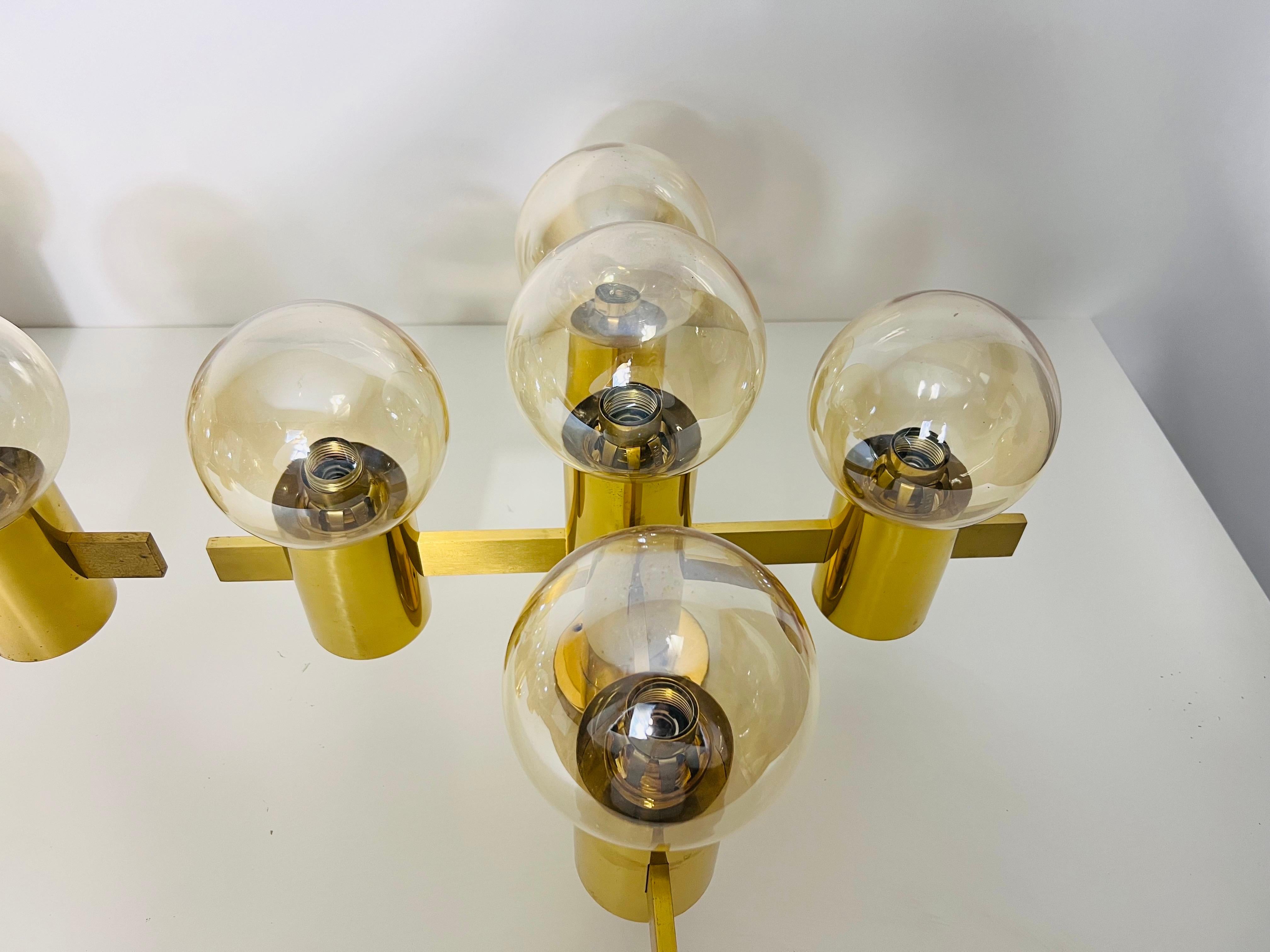 1 of 2 Lampadario in ottone e vetro di Hans-Agne Jakobsson, Svezia, anni '60 in vendita 3