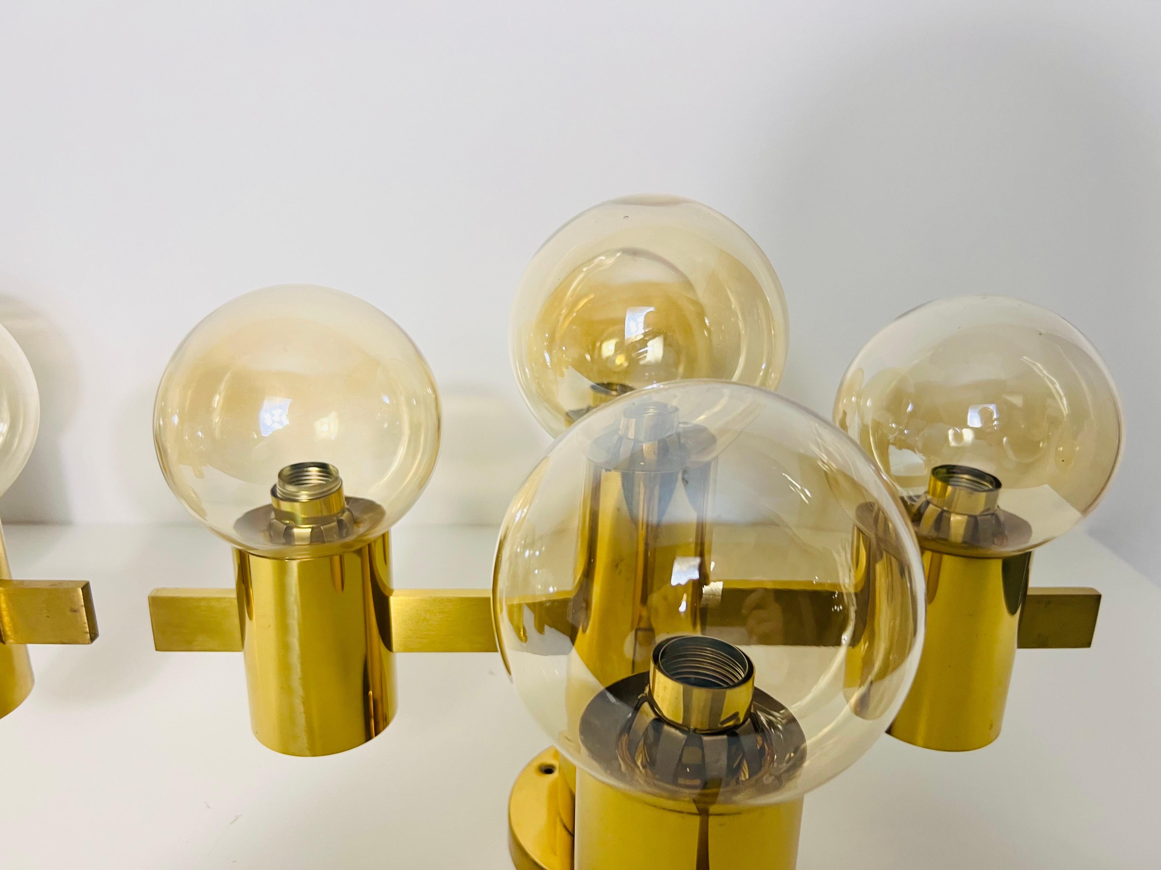 1 of 2 Lampadario in ottone e vetro di Hans-Agne Jakobsson, Svezia, anni '60 in vendita 4