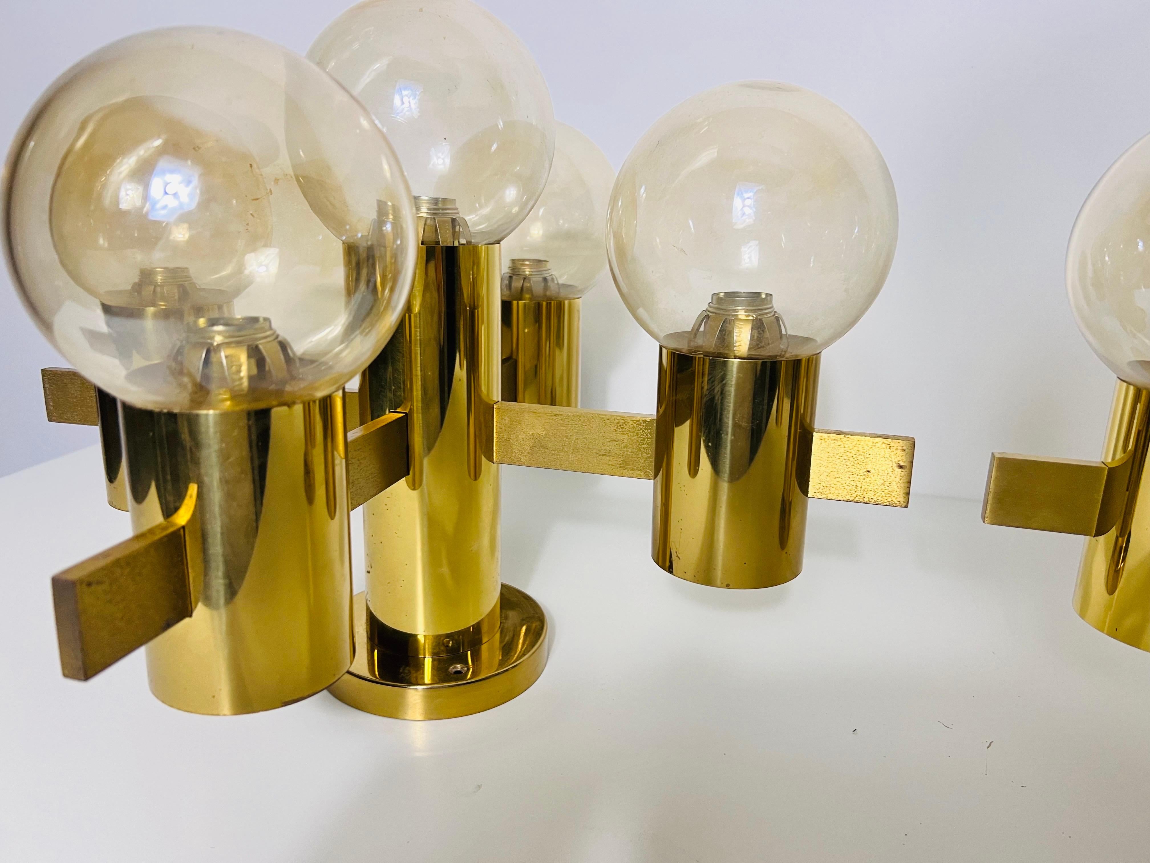 1 of 2 Lampadario in ottone e vetro di Hans-Agne Jakobsson, Svezia, anni '60 in vendita 5