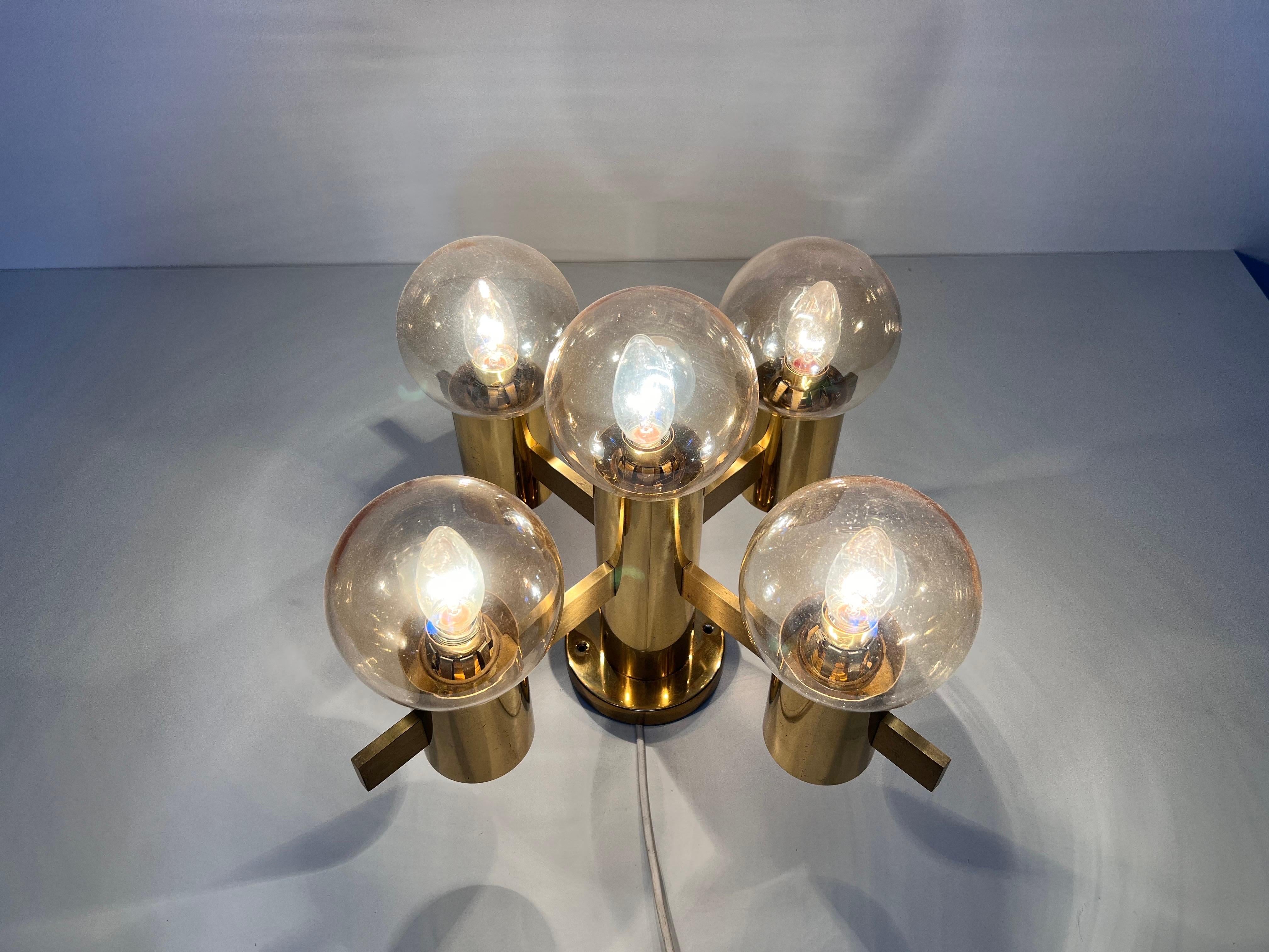 1 of 2 Lampadario in ottone e vetro di Hans-Agne Jakobsson, Svezia, anni '60 in vendita 7