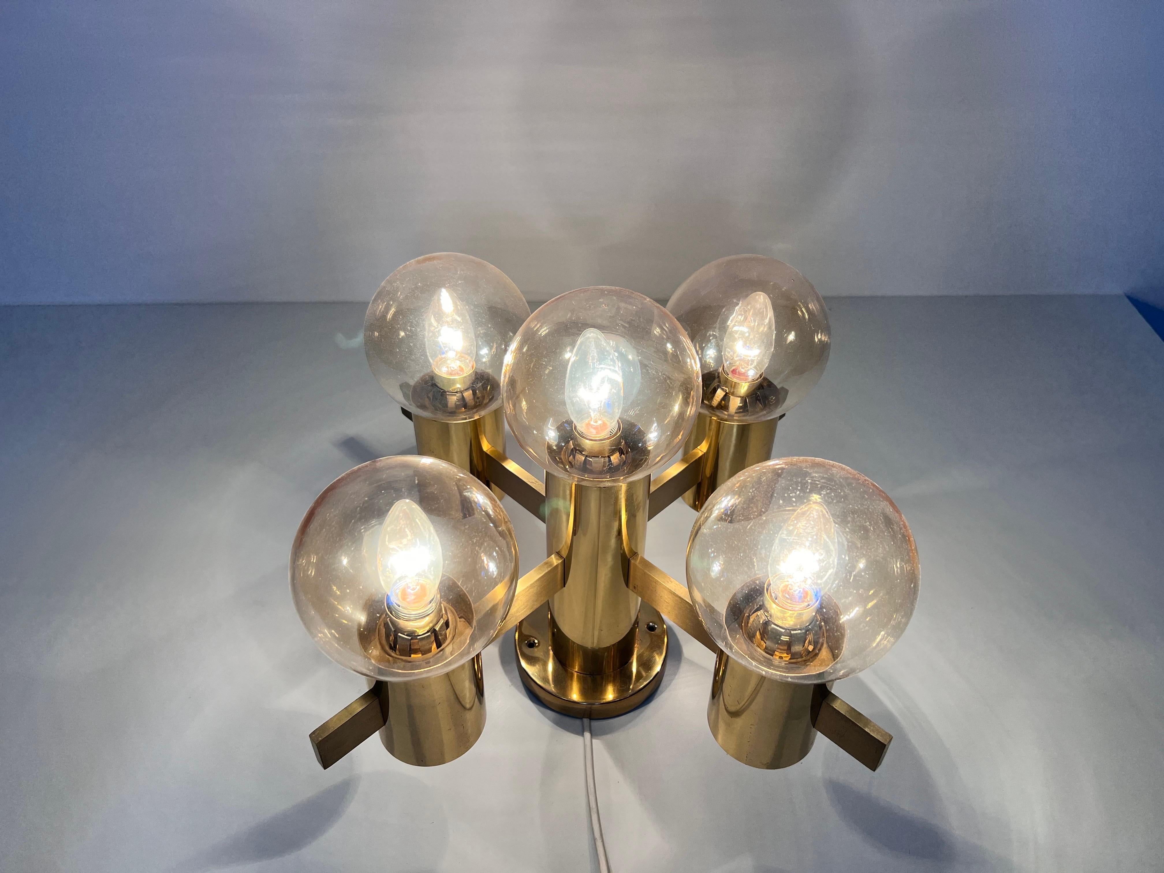 1 of 2 Lampadario in ottone e vetro di Hans-Agne Jakobsson, Svezia, anni '60 in vendita 8