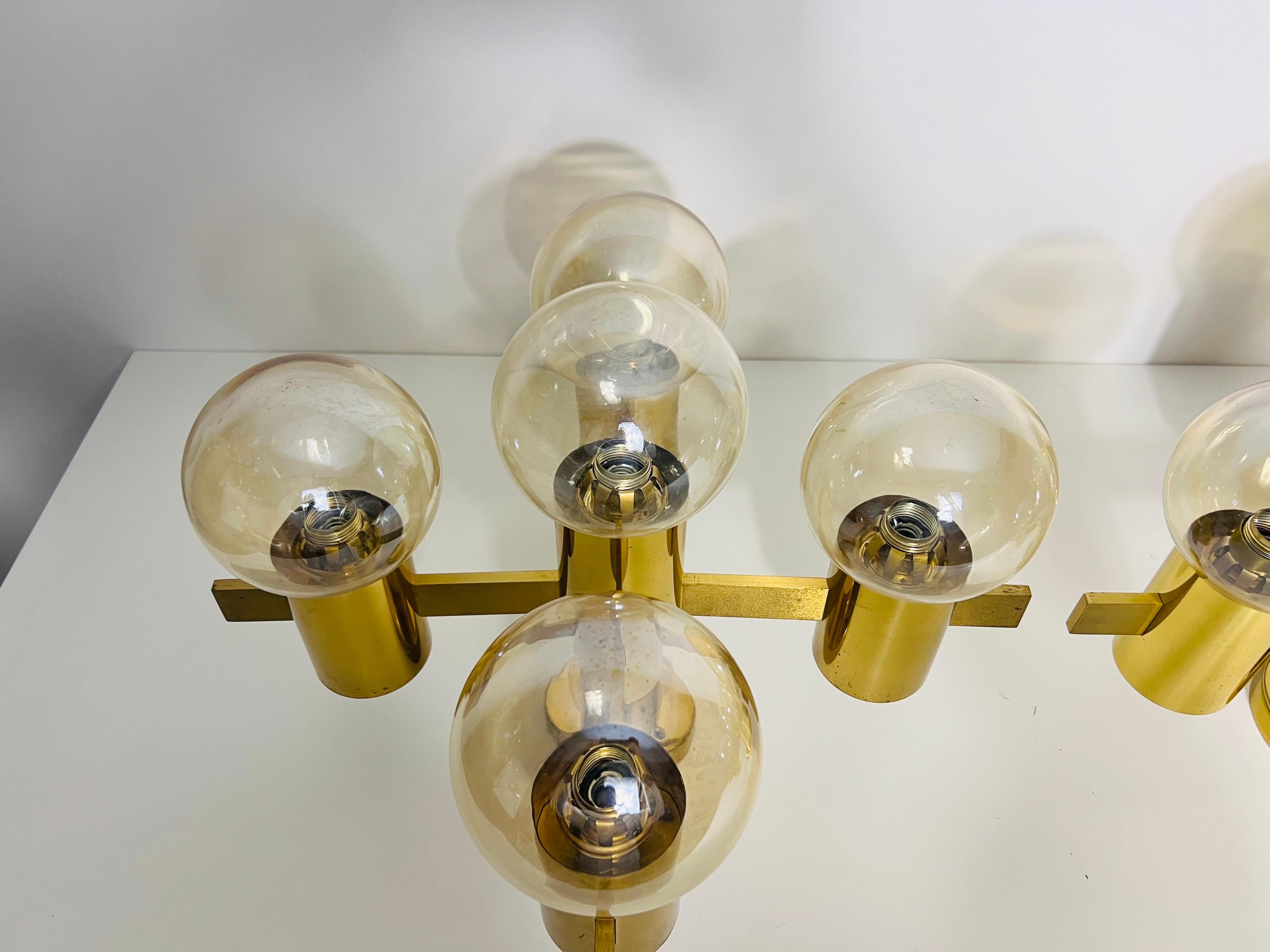 1 of 2 Lampadario in ottone e vetro di Hans-Agne Jakobsson, Svezia, anni '60 in vendita 2