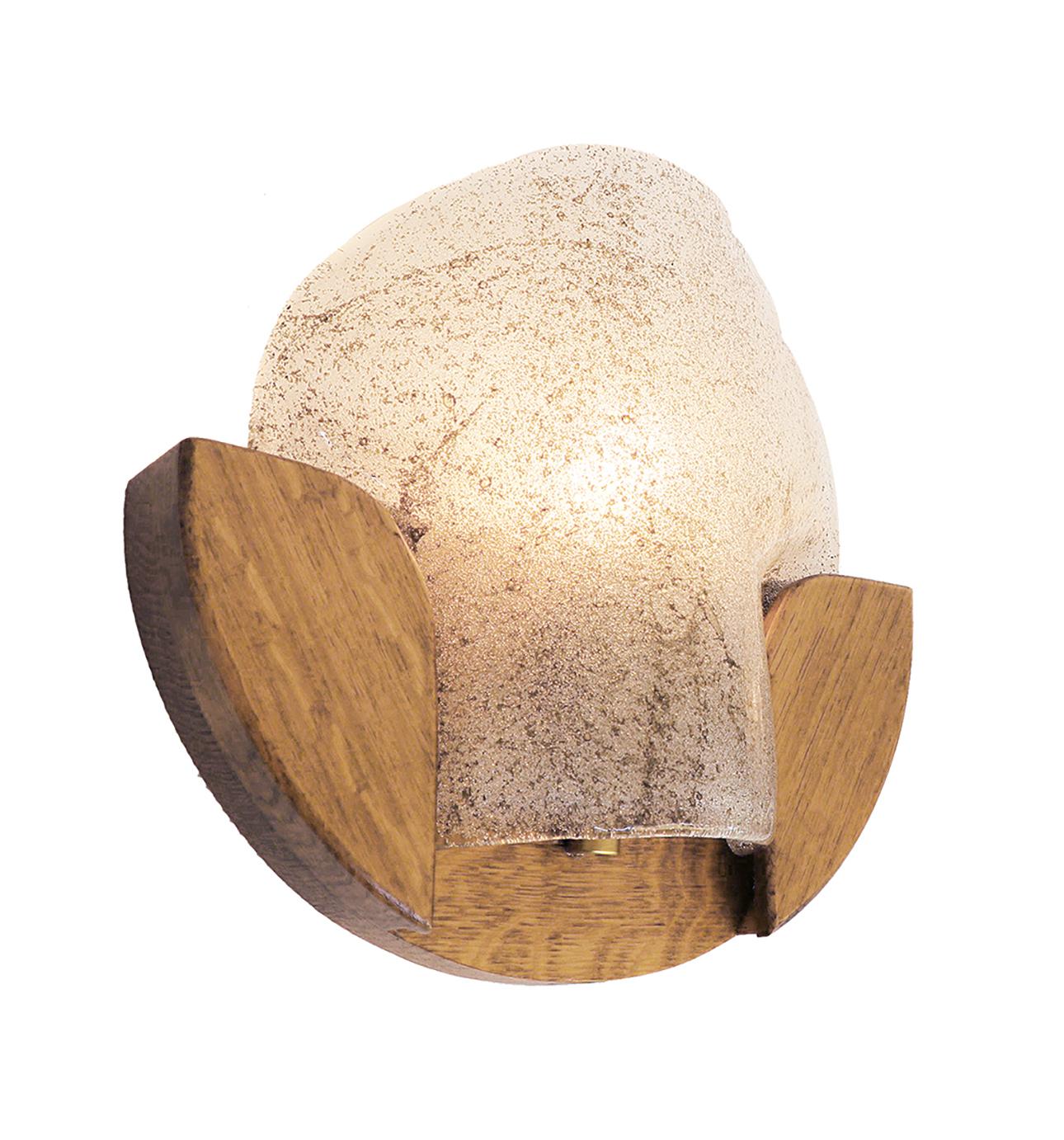 Elegante applique murale en verre de Murano aventurine soufflé à la main avec poussière d'or sur un support mural en bois. Ce luminaire Murano diffuse une lumière chaude et indirecte dans votre intérieur moderne. Fabriqué par Kaiser, Allemagne, dans