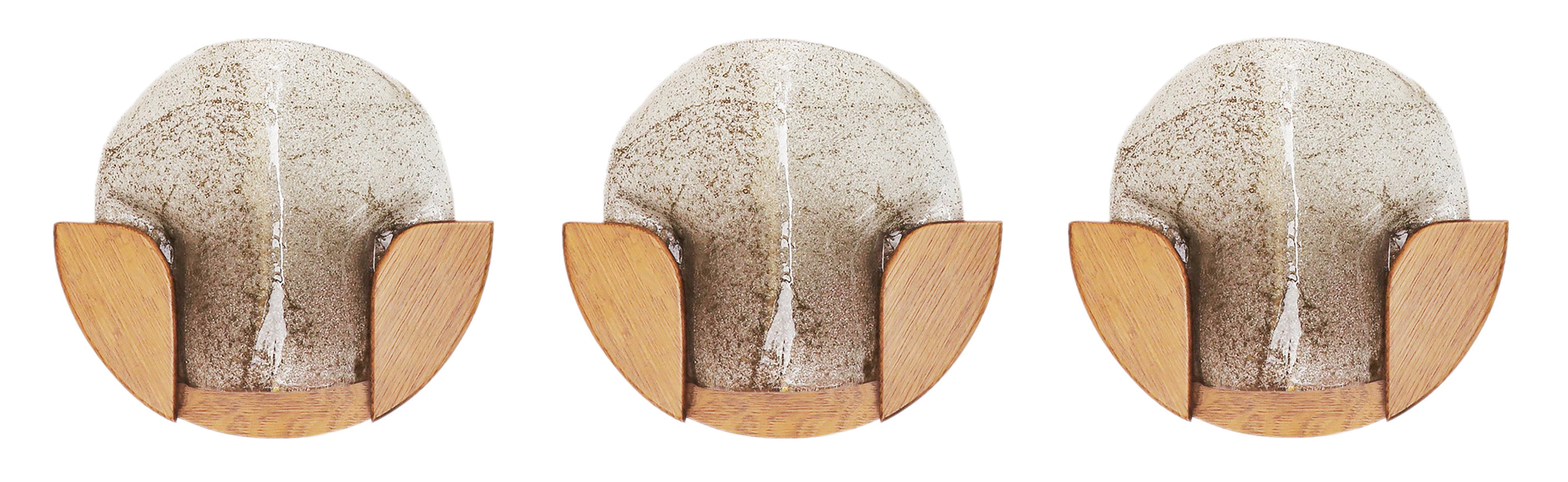 Milieu du XXe siècle 1 'of 3' 1960 Allemagne Applique murale moderniste Aventurine Murano Glass & Wood en vente