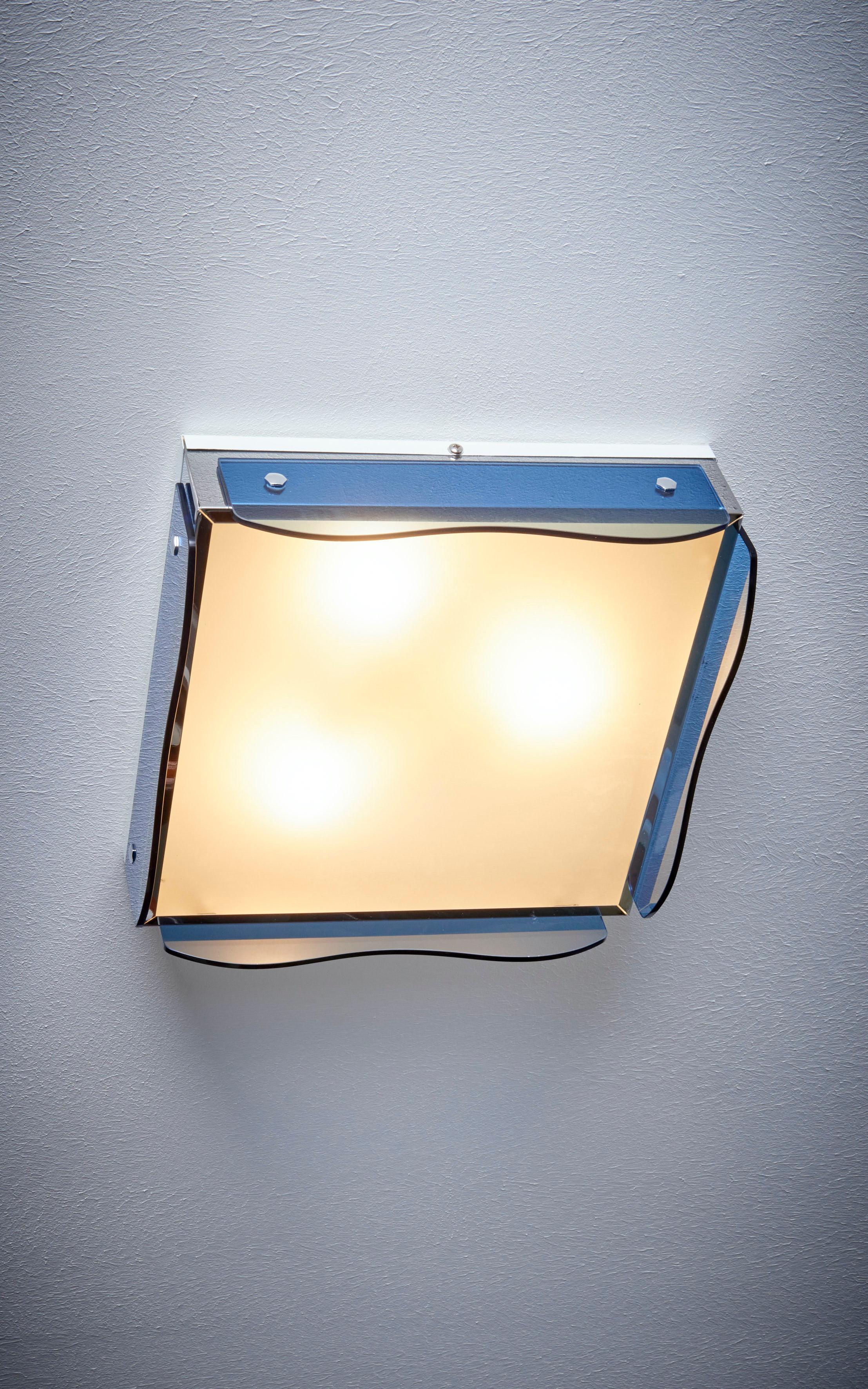 Applique italienne Design/One des années 1960 en verre bleu teinté. Le prix est par pièce. Le même montage encastré est également disponible en verre vert teinté et en verre transparent. Veuillez consulter nos autres annonces