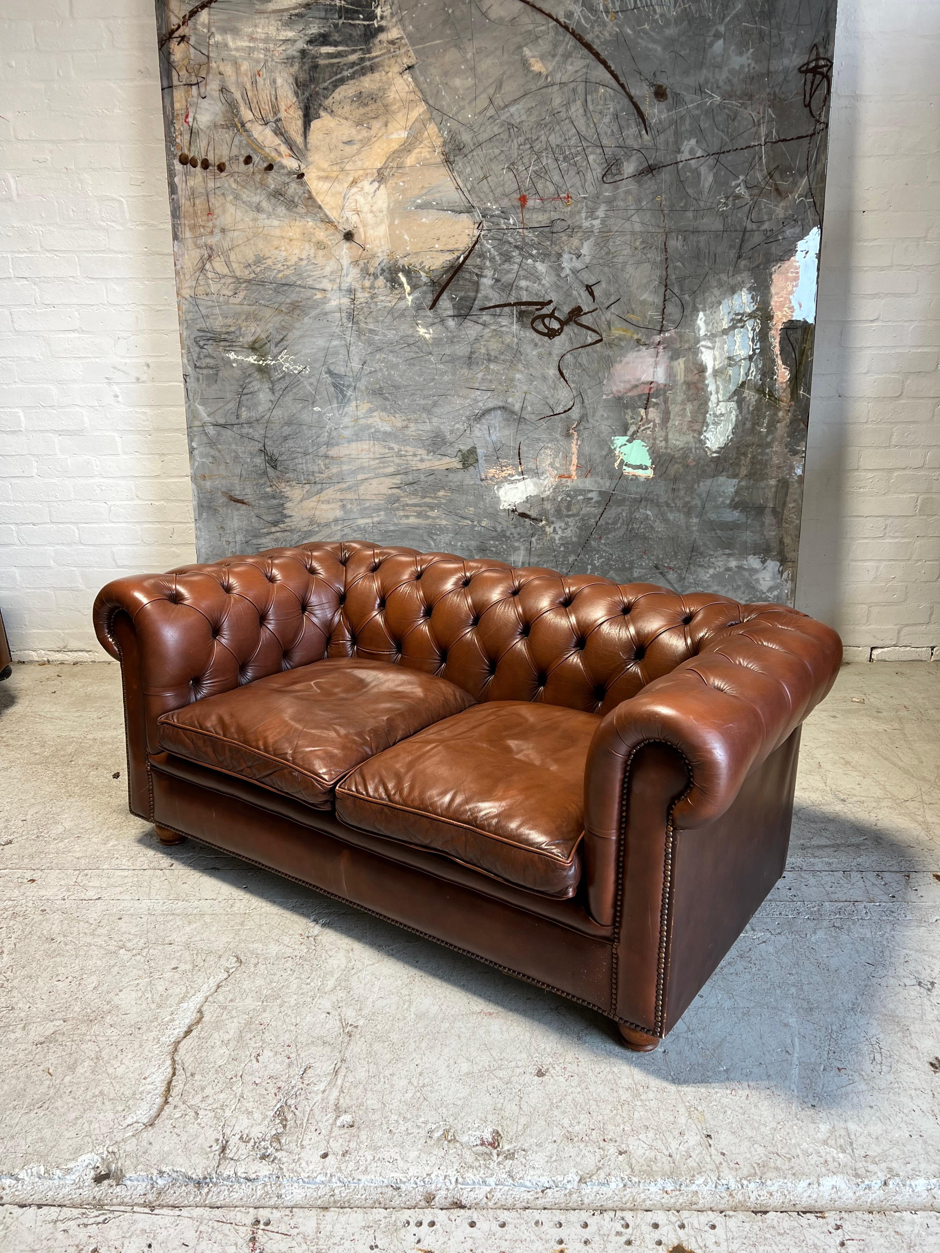 20ième siècle 1 d'une paire - Un très beau canapé Chesterfield en cuir de la fin du 20e siècle  en vente