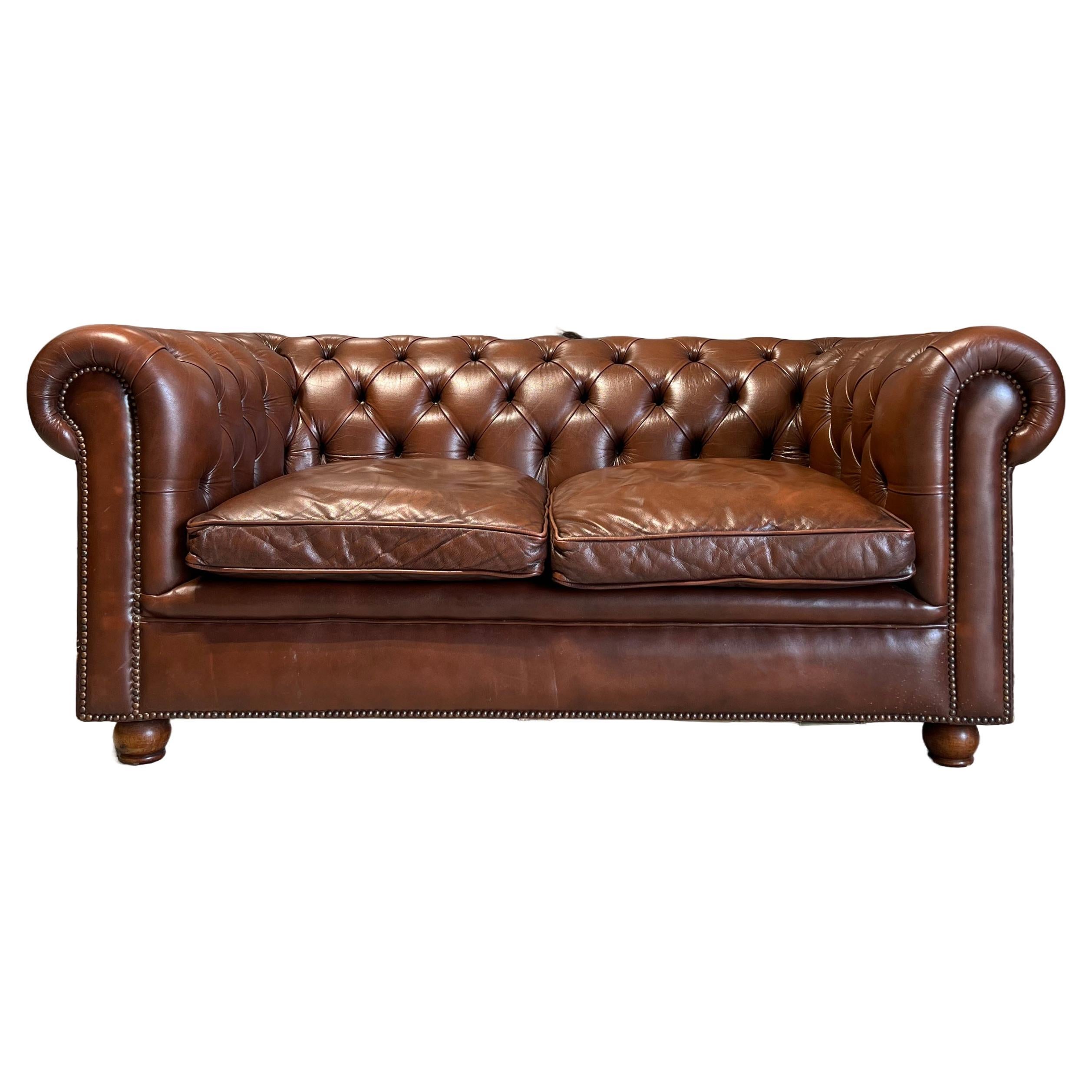 1 d'une paire - Un très beau canapé Chesterfield en cuir de la fin du 20e siècle 