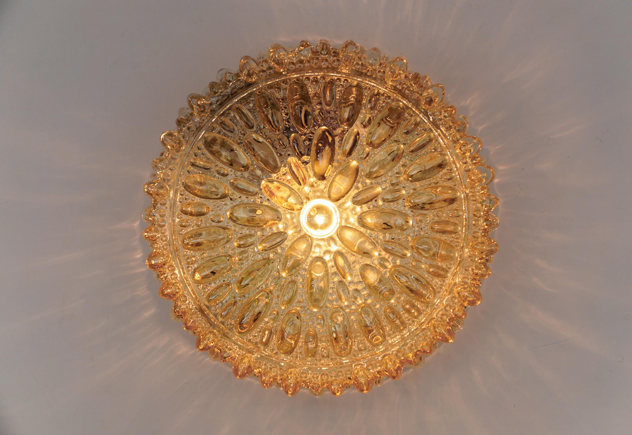 Lampada da parete/applique in vetro a bolle d'ambra di Limburg, Germania anni '60

Abbiamo tre misure diverse dello stesso stile. Tutti i prodotti sono disponibili nel nostro negozio 1stDibs.

L'apparecchio deve  1x lampadina standard E27/E26 da 60W