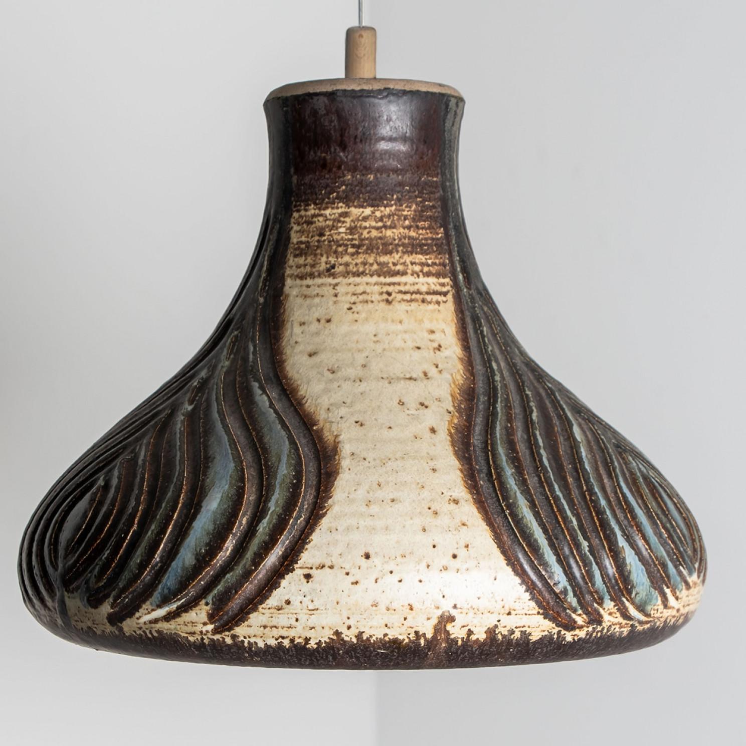1 di 3 Luci a sospensione in ceramica marrone avorio antracite blu mare, Danimarca, 1970 in vendita 8