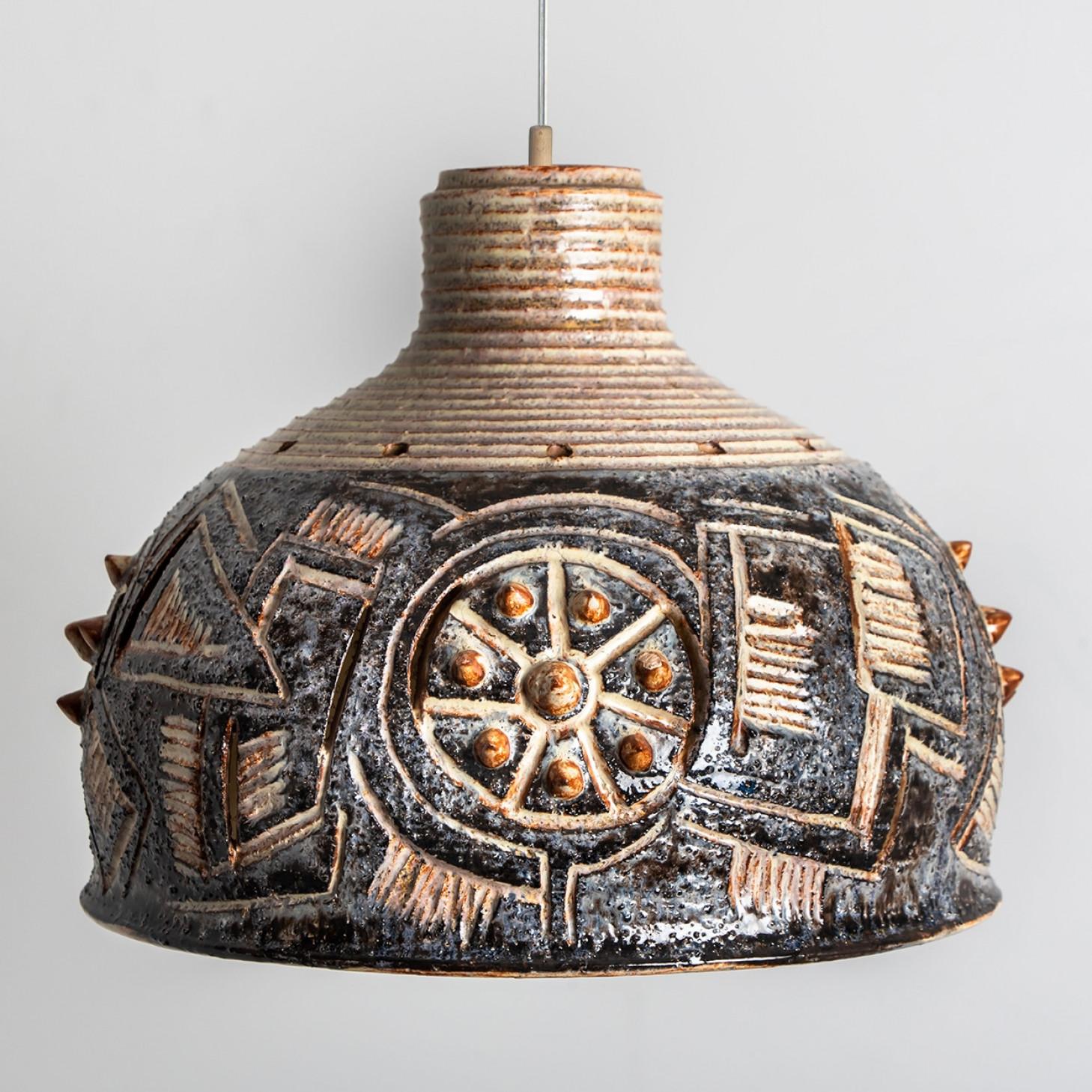 Una disposizione giocosa di splendide lampade a sospensione rotonde dalla forma insolita, realizzate con ceramiche color antracite, avorio, azzurro e marrone, prodotte negli anni '70 in Danimarca. Abbiamo una moltitudine di set e composizioni di