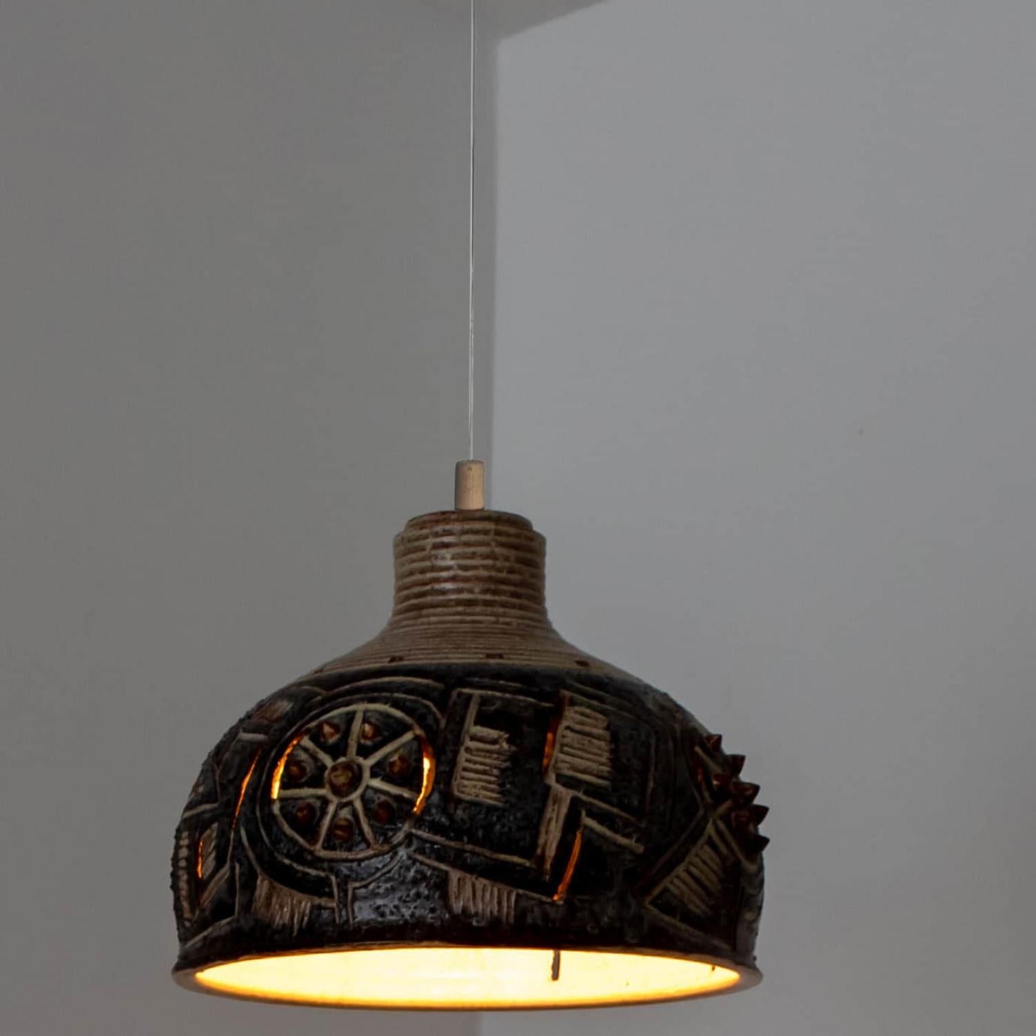 1 di 3 Lampade a sospensione in ceramica blu avorio antracite, Danimarca, 1970 in vendita 2