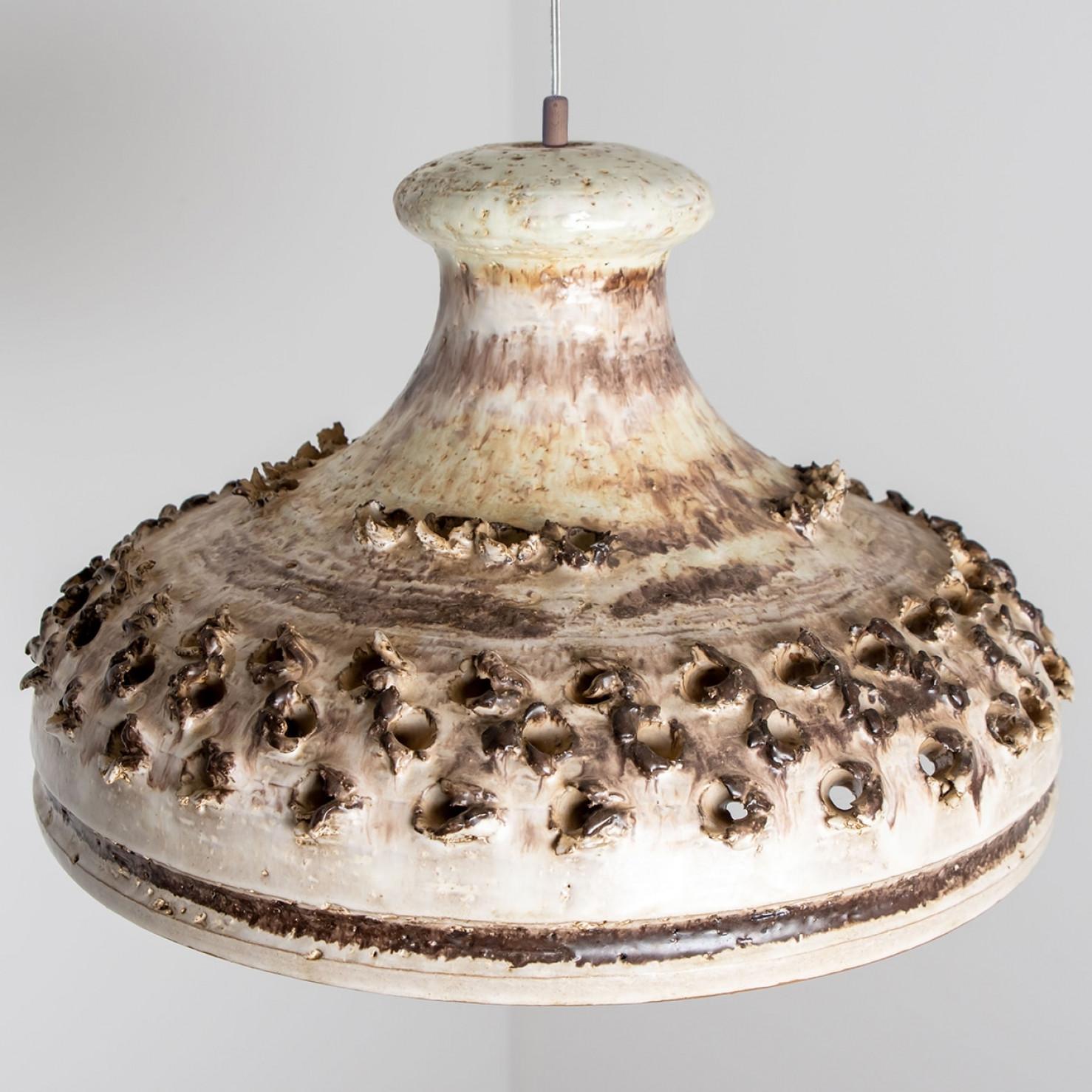 1 di 3 Lampade a sospensione in ceramica blu avorio antracite, Danimarca, 1970 in vendita 5