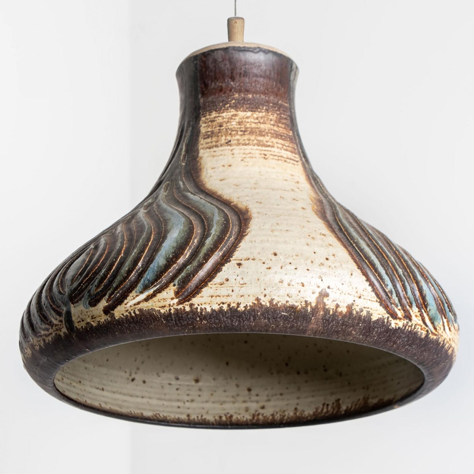 1 di 3 Lampade a sospensione in ceramica blu avorio antracite, Danimarca, 1970 in vendita 11