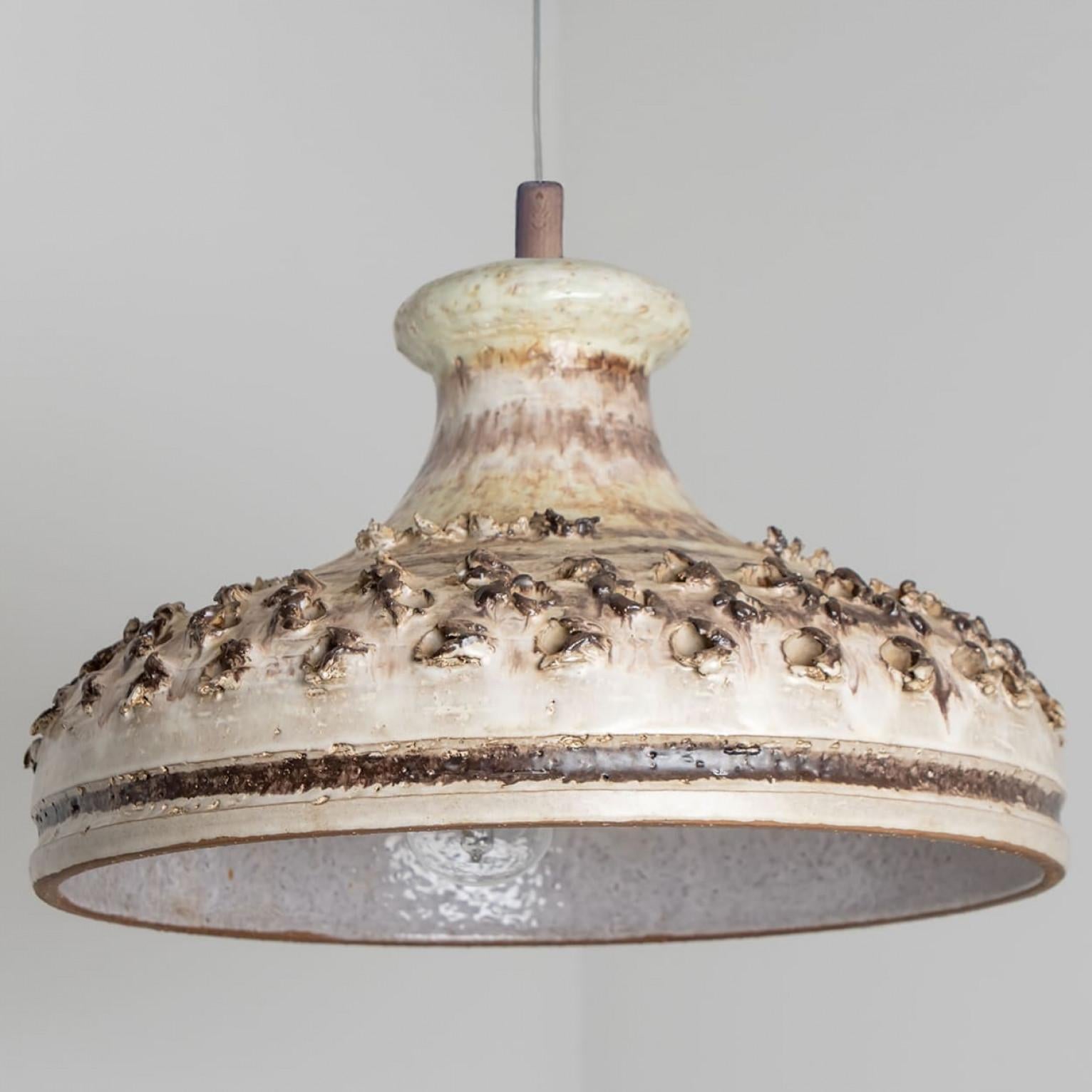 1 di 3 Lampade a sospensione in ceramica blu avorio antracite, Danimarca, 1970 In condizioni buone in vendita a Rijssen, NL