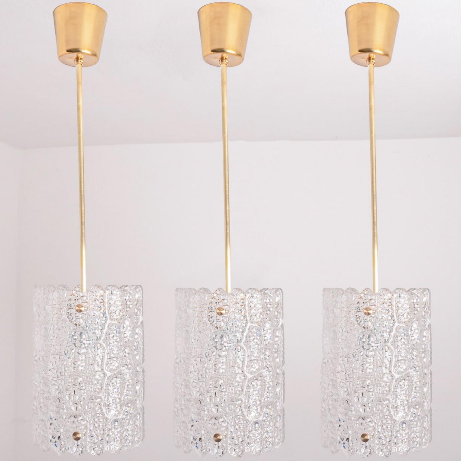 Bellissimo pendente vintage in ottone e cristallo di Carl Fagerlund per Orrefors, prodotto in Svezia nel 1960. Il vetro strutturato dona una splendida luminosità.

Dimensioni:
Diametro: 17 cm (6,69