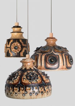 1 di 3 luci a sospensione in ceramica marrone, Danimarca, 1970