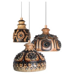 1 di 3 luci a sospensione in ceramica marrone, Danimarca, 1970