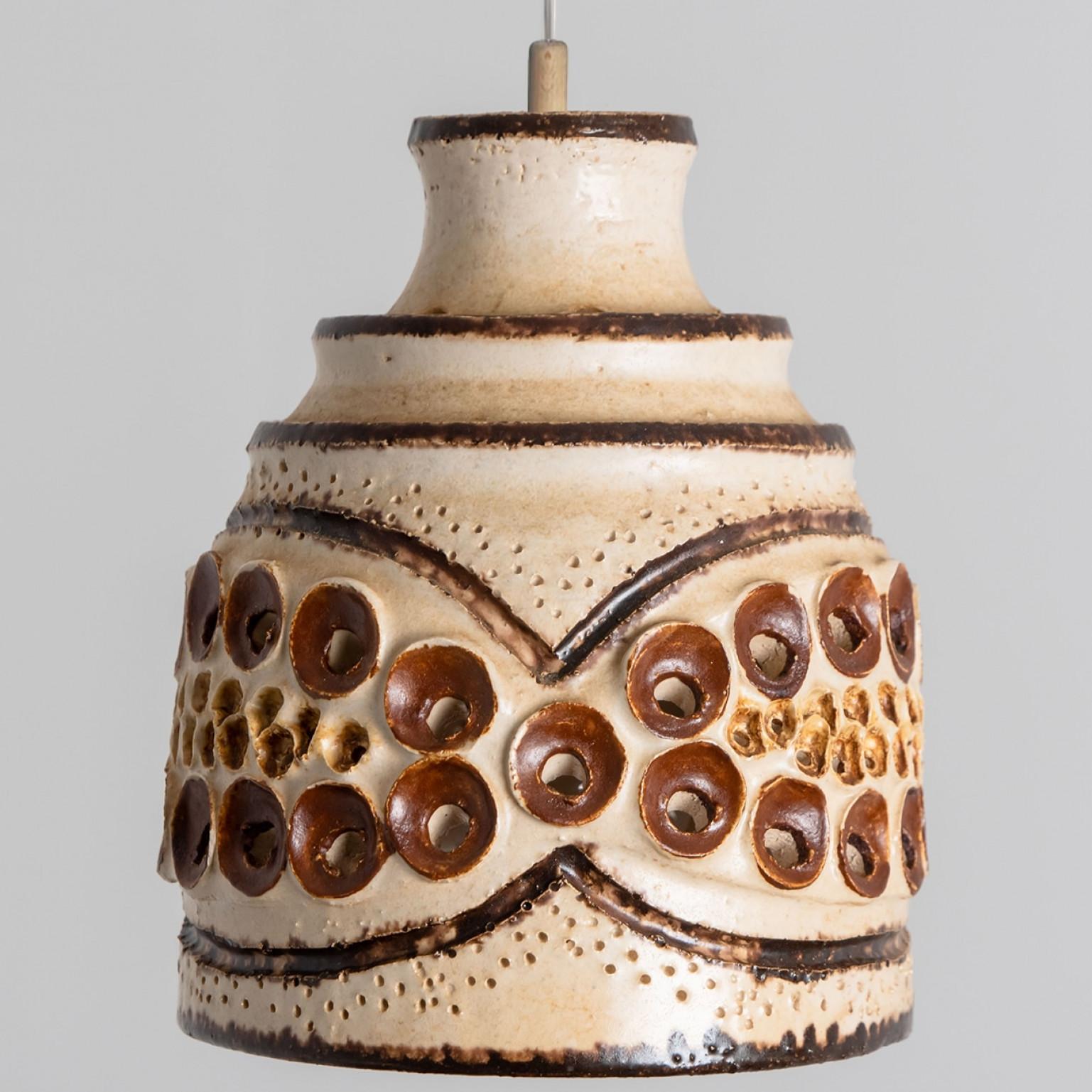 Arrangement ludique d'étonnantes lampes suspendues rondes à la forme inhabituelle, fabriquées dans les années 1970 au Danemark avec de riches céramiques brunes de couleur terra. Nous disposons d'une multitude d'ensembles et de compositions