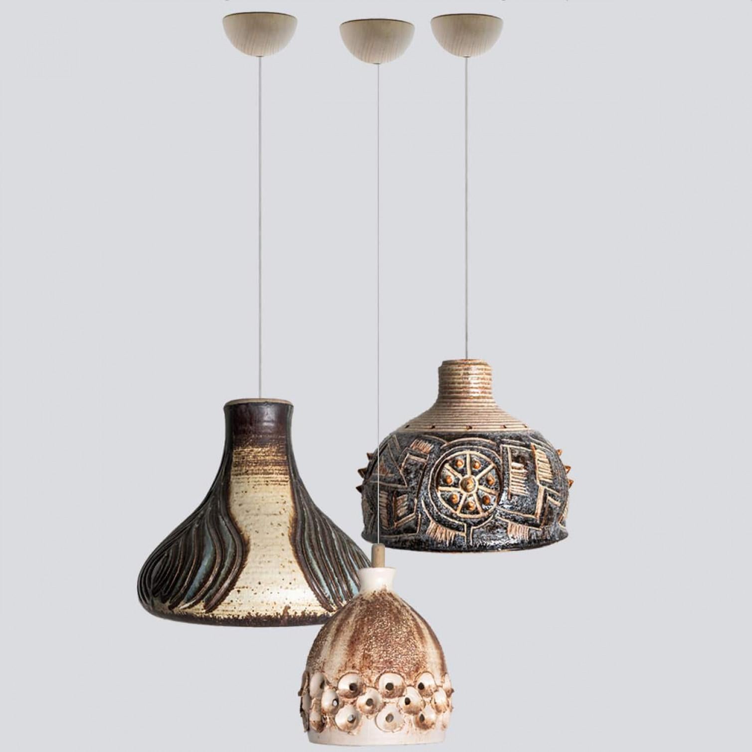 1 de 3 Pendentifs en céramique brun-beige, Danemark, années 1960 en vente 2