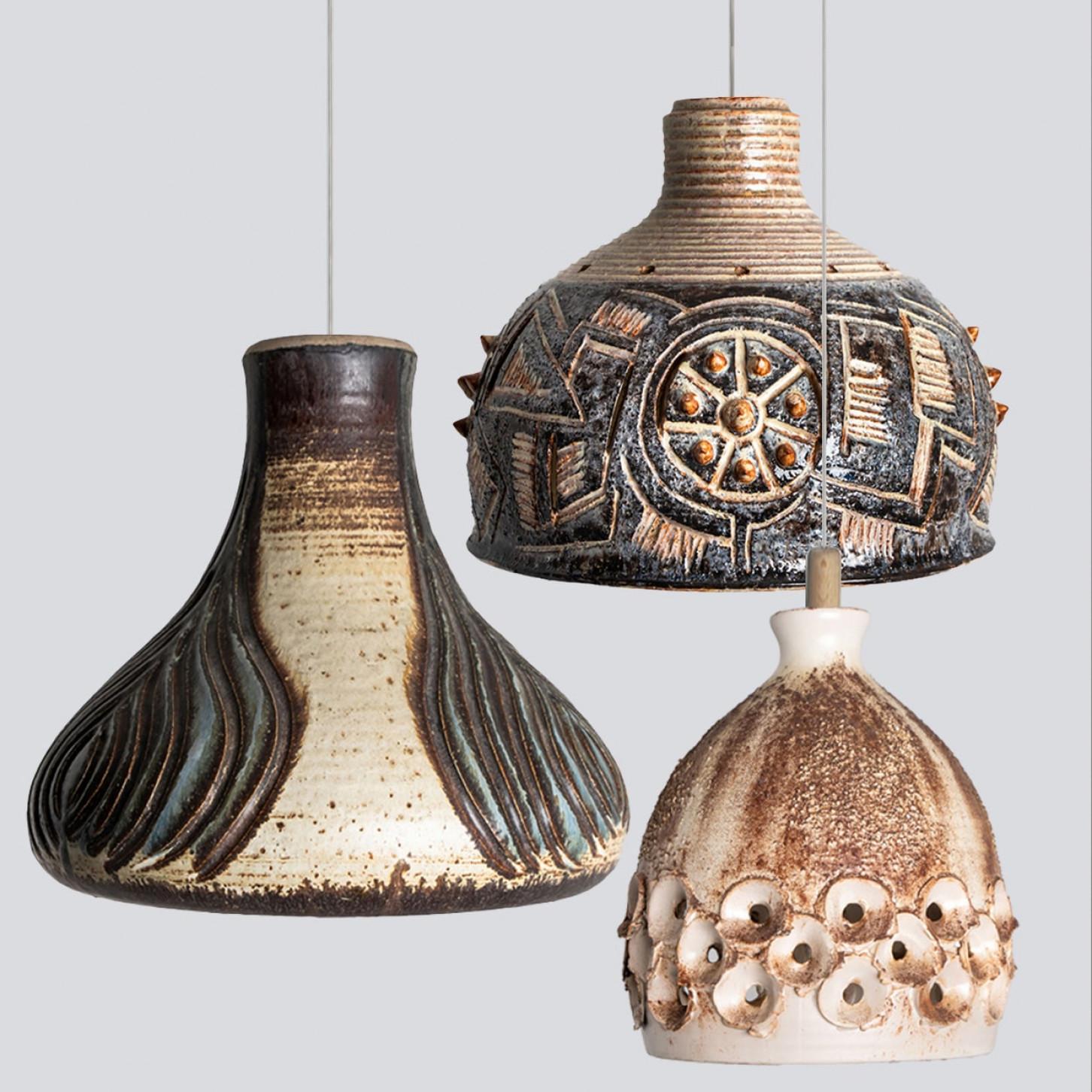 1 des 3 lampes suspendues rondes en céramique avec un beau motif, fabriquées dans les années 1960 au Danemark avec des céramiques aux couleurs riches.

Deux pendentifs ont des trous dans la céramique, ce qui crée une belle illumination. Un ensemble