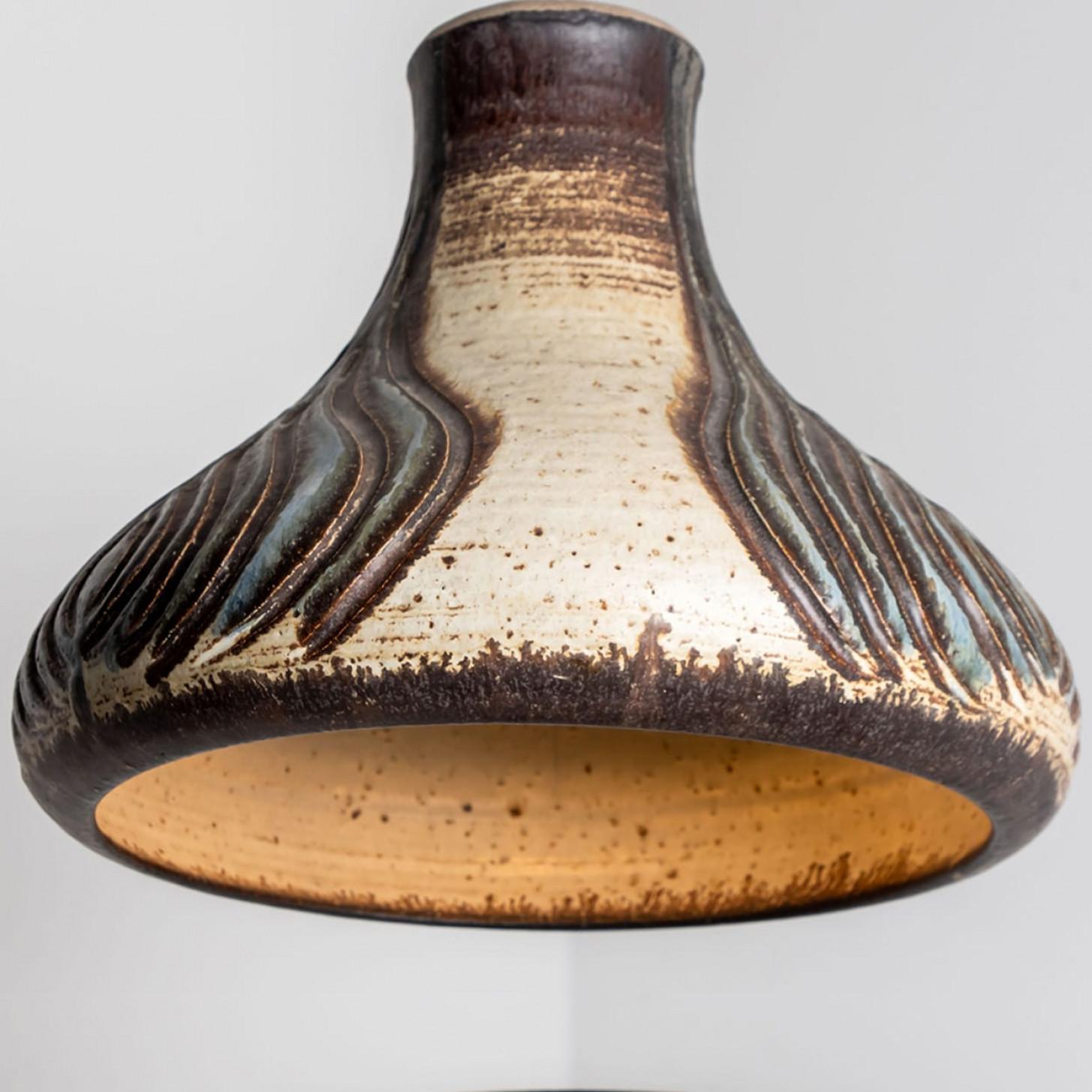 Milieu du XXe siècle 1 de 3 Pendentifs en céramique brun-beige, Danemark, années 1960 en vente