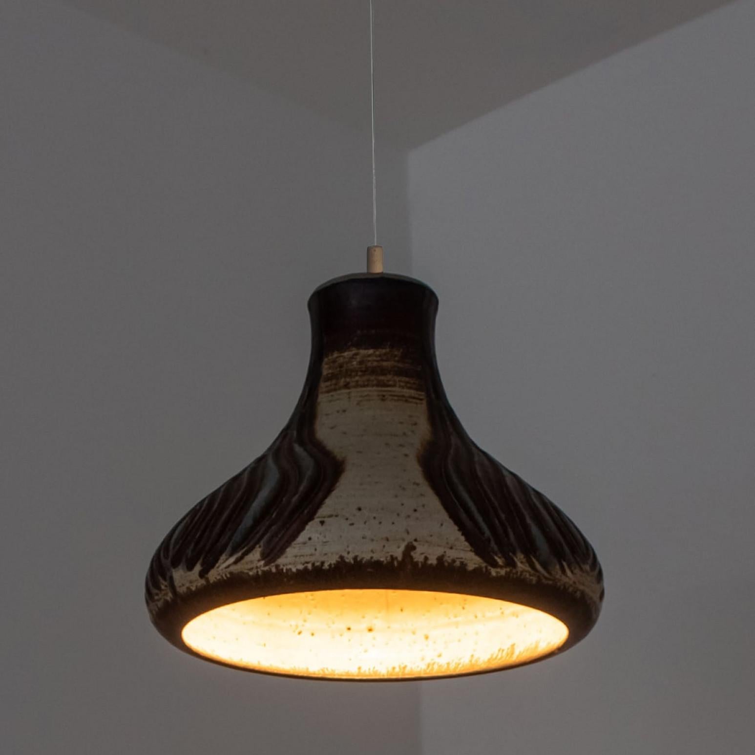 Céramique 1 de 3 Pendentifs en céramique brun-beige, Danemark, années 1960 en vente