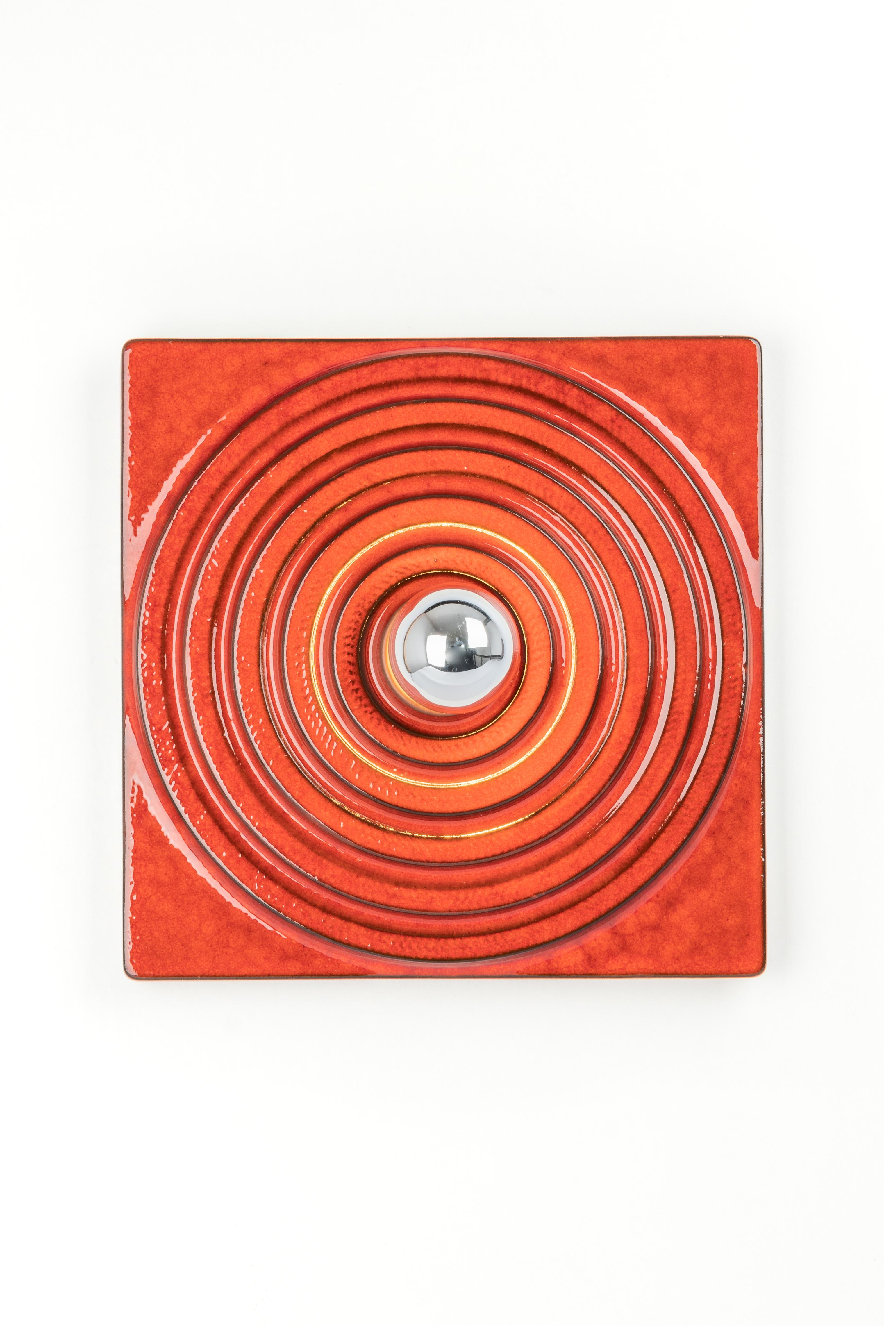 1 de 3 Applique murale rouge en céramique Sputnik, Allemagne, années 1970.
Qualité lourde et en très bon état. Nettoyé, bien câblé et prêt à être utilisé. 

L'applique nécessite 1 ampoule E27 standard de 40W maximum chacune.
Les ampoules ne sont