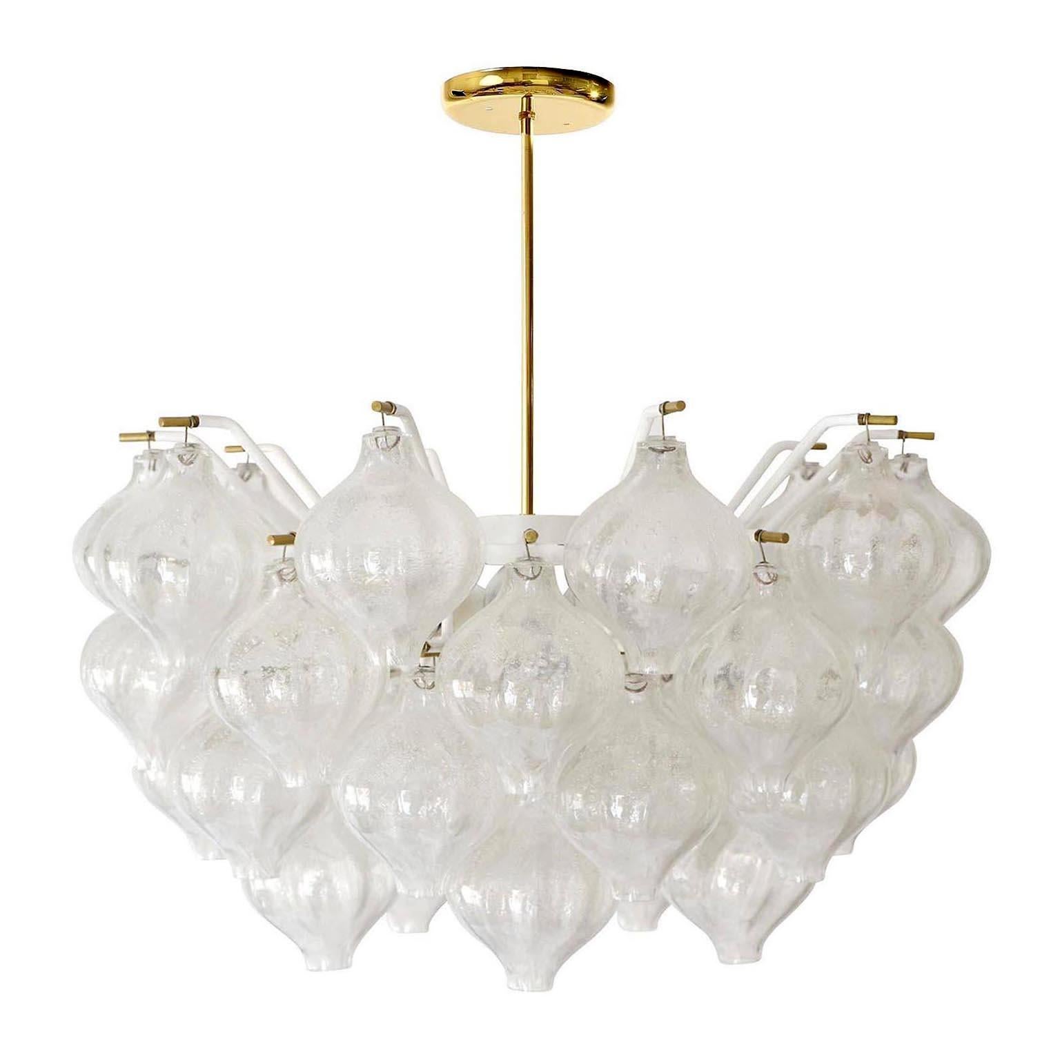 A fantastic light fixture model Tulipan by J.T. Kalmar, Vienna, Austria, manufactured in midcentury, circa 1970 (late 1960s or early 1970s).
The name Tulipan derives from the tulip shaped hand blown bubble glasses. Each glass is handmade and