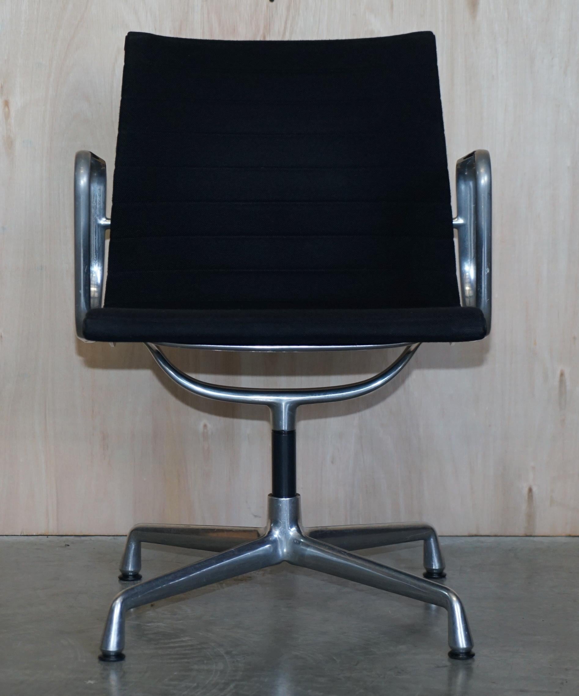 italien 1 des 3 fauteuils de bureau pivotants Eames EA108 Hopsak Charles & Ray Vitra en vente