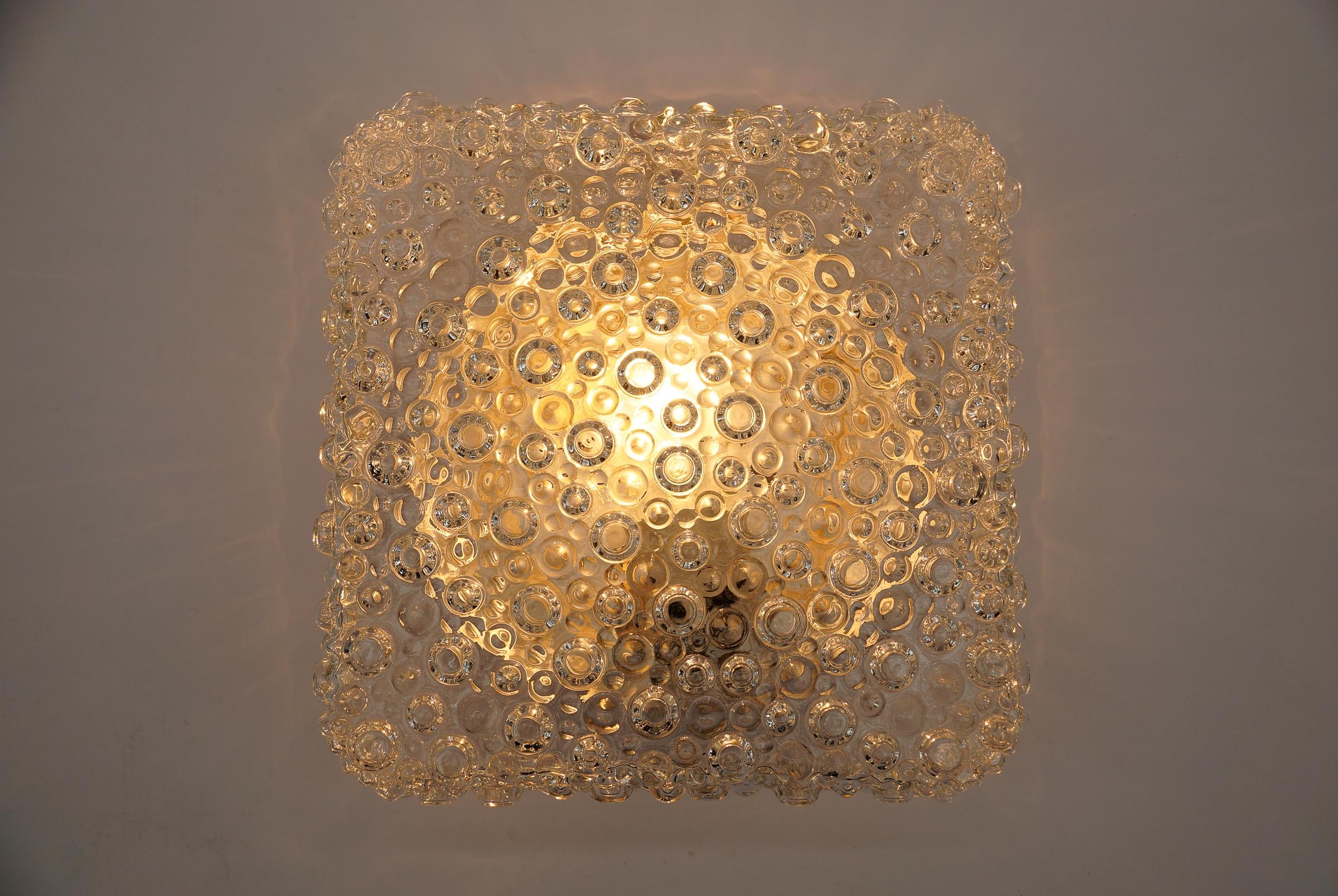 La lampe nécessite 1x ampoule à vis E27 / E26 Edison, est câblée, fonctionnelle et fonctionne à la fois sur 110 / 230 volts.

Les ampoules ne sont pas incluses.

Il est possible d'installer ce dispositif dans tous les pays (USA, Australie, Asie,