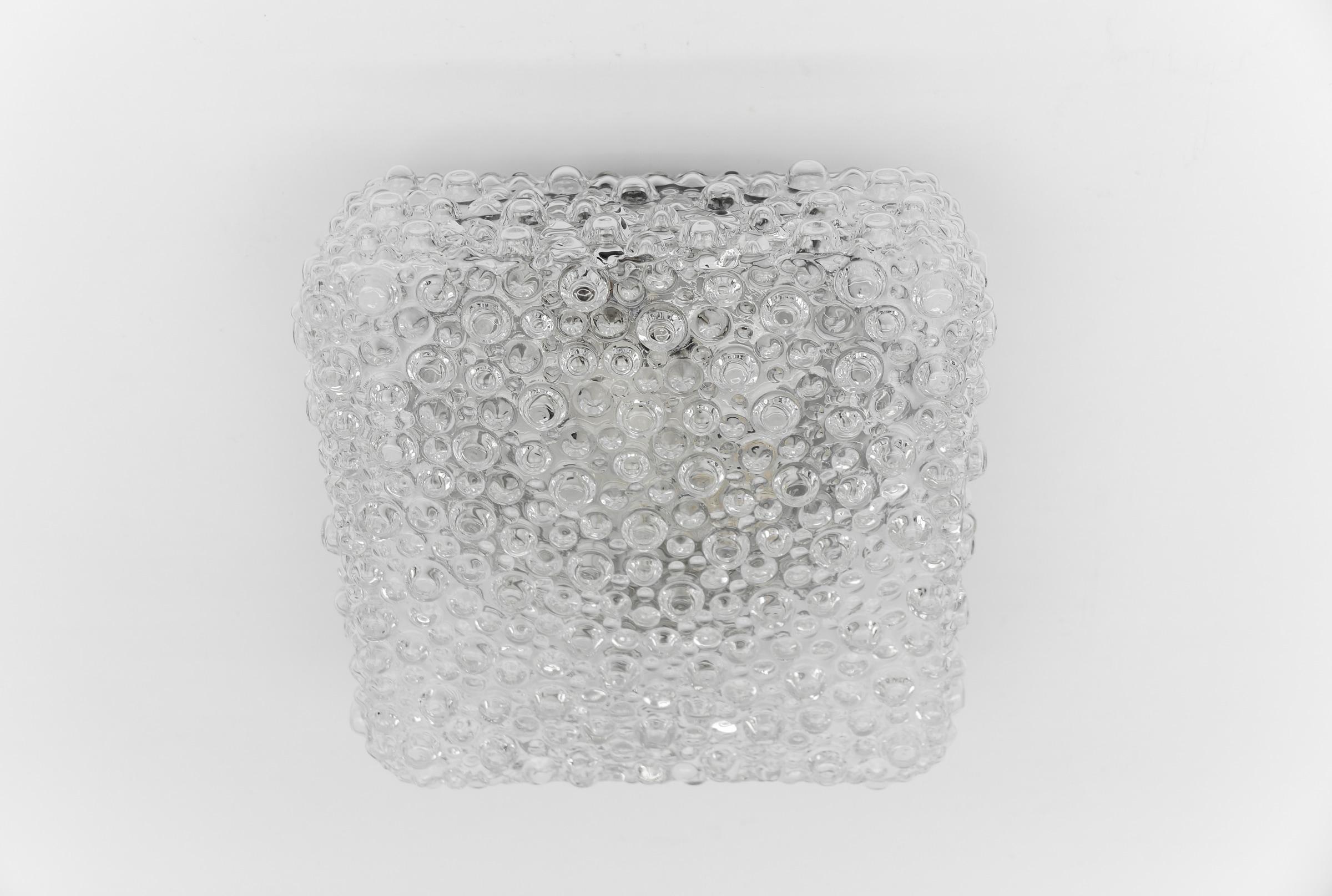 Allemand Jolie lampe murale ou applique encastrée en verre bullé transparent, Allemagne, années 1960 en vente