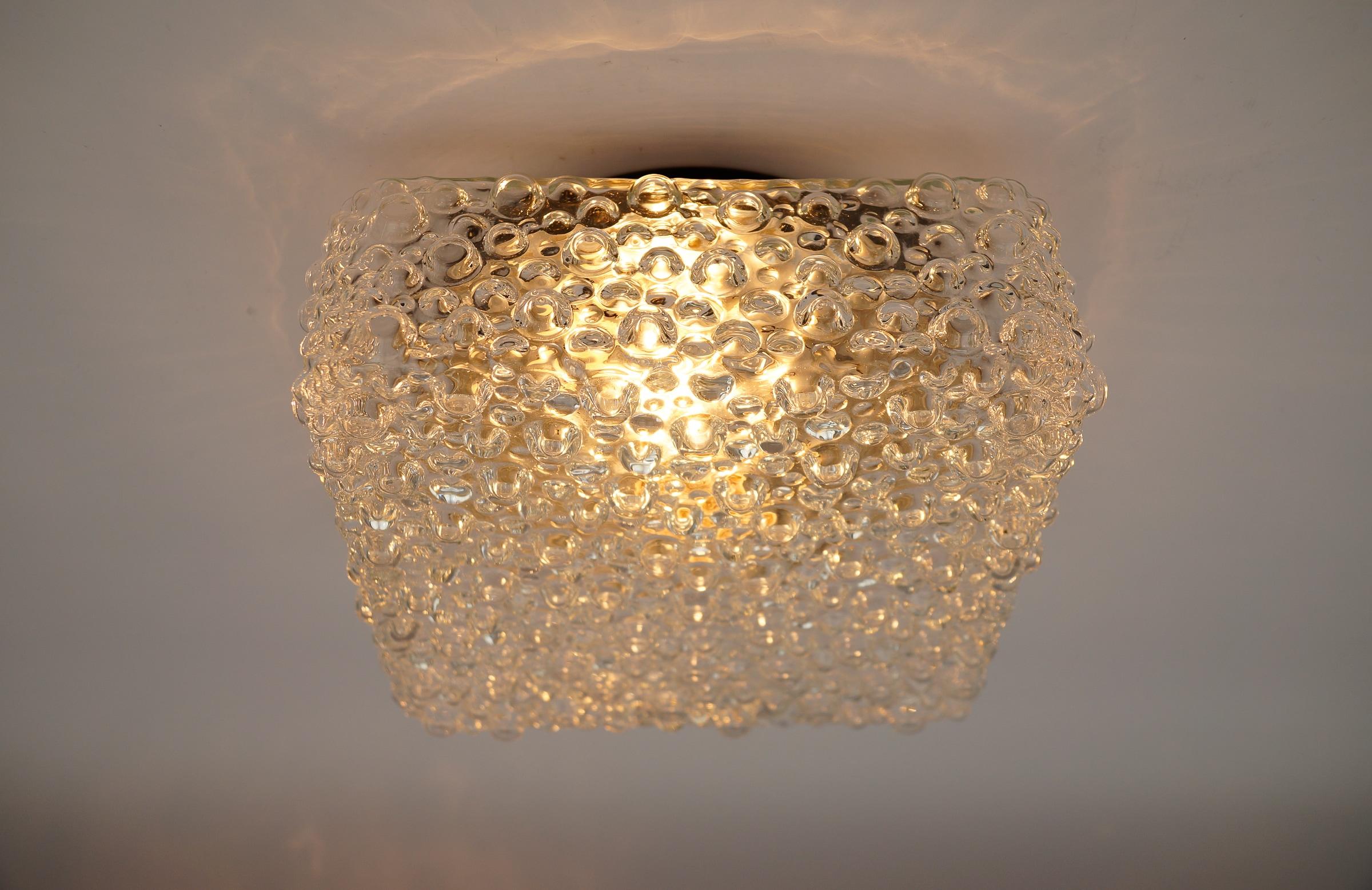 Milieu du XXe siècle Jolie lampe murale ou applique encastrée en verre bullé transparent, Allemagne, années 1960 en vente