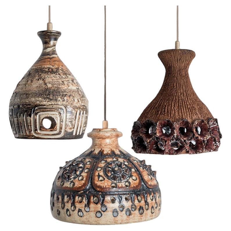 1 di 3 luci a sospensione in ceramica marrone a cono, Danimarca, 1970