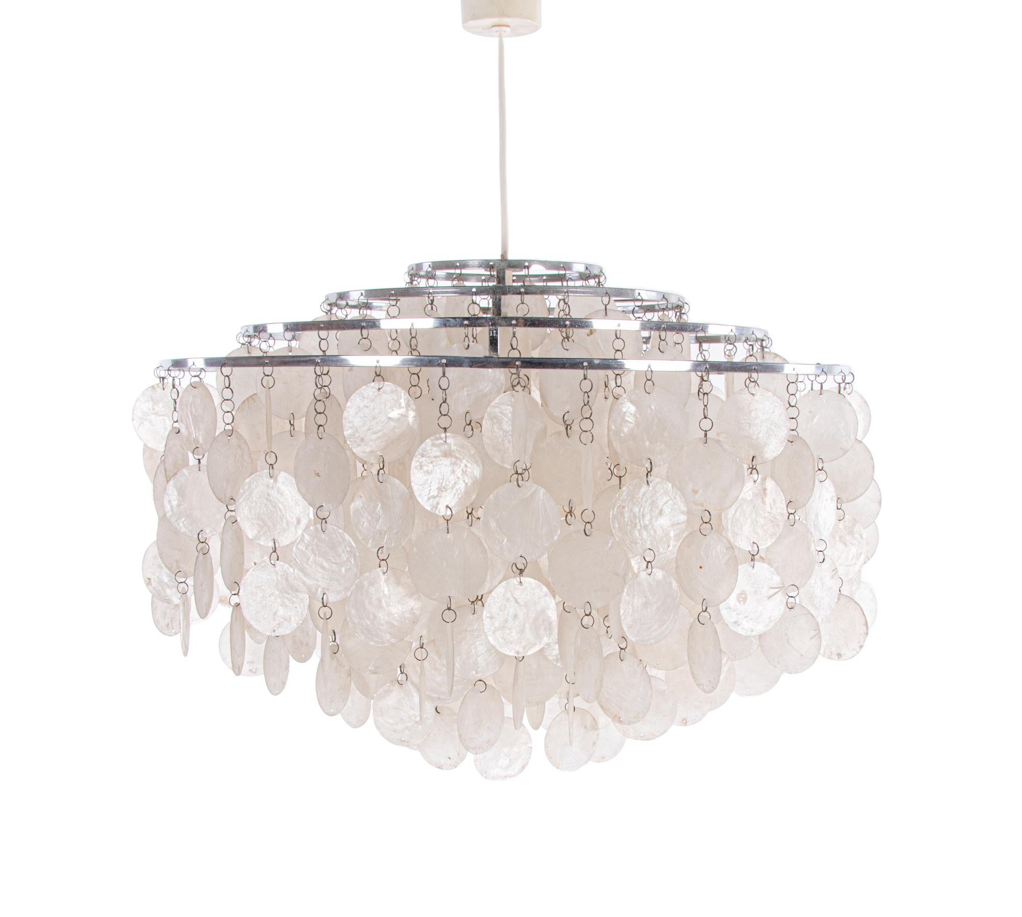 (1 of 3) impressive four-tier sea shell chandelier / pendant light designed by Verner Panton for the Swiss manufacturer J. Luber Ag. An original vintage piece manufactured in midcentury (1960s-1970s).
Hundreds of sea shells are hanging on three