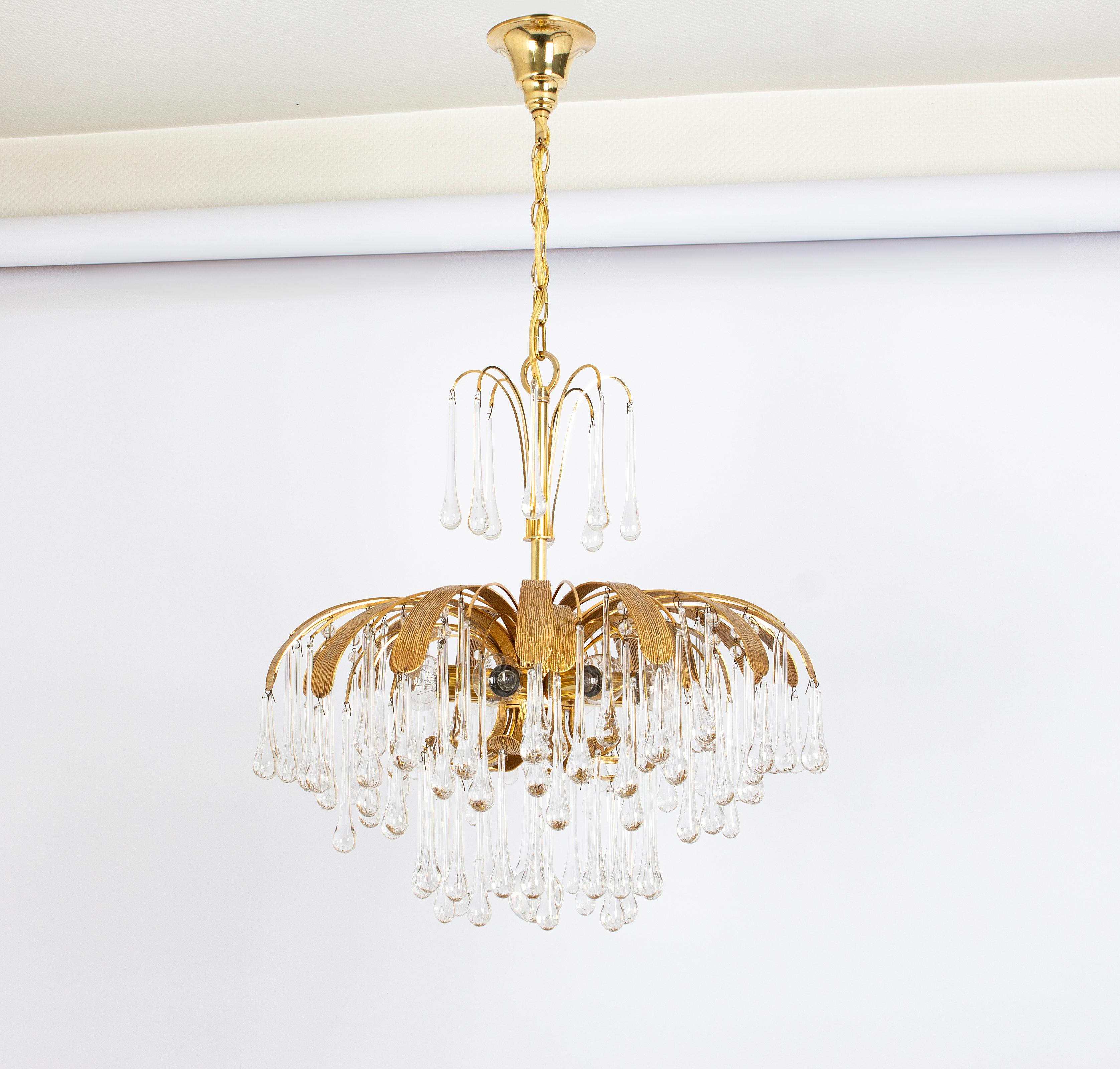 Delicato lampadario floreale con vetri a goccia e parti in ottone dorato realizzato da Palwa, Sciolari Design Germania, anni '70. 

L'altezza può essere regolata per ottenere un soffitto più alto o più basso.
Prese: 8 lampadine piccole (E-14) da 40W