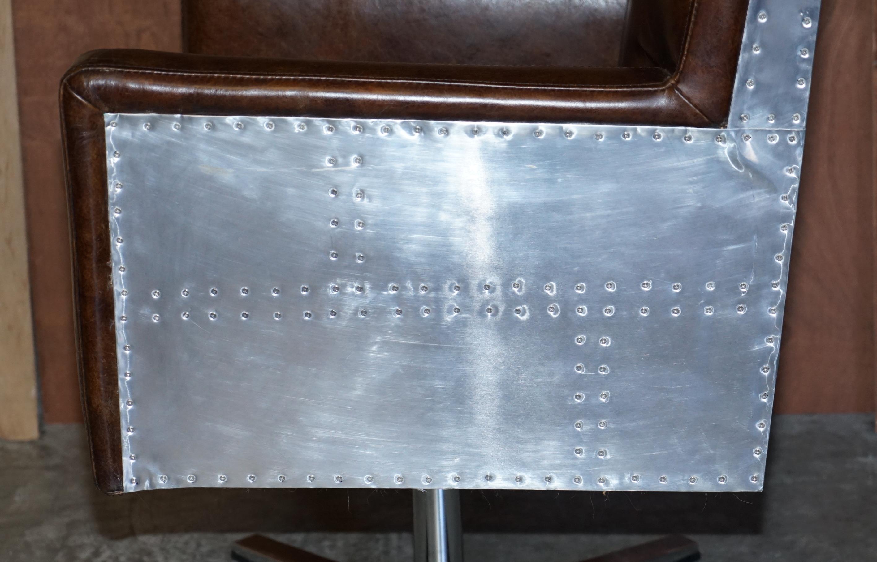 1 des 3 fauteuils de capitaine pivotants d'aviateur en cuir marron teints à la main et métal martelé en vente 11