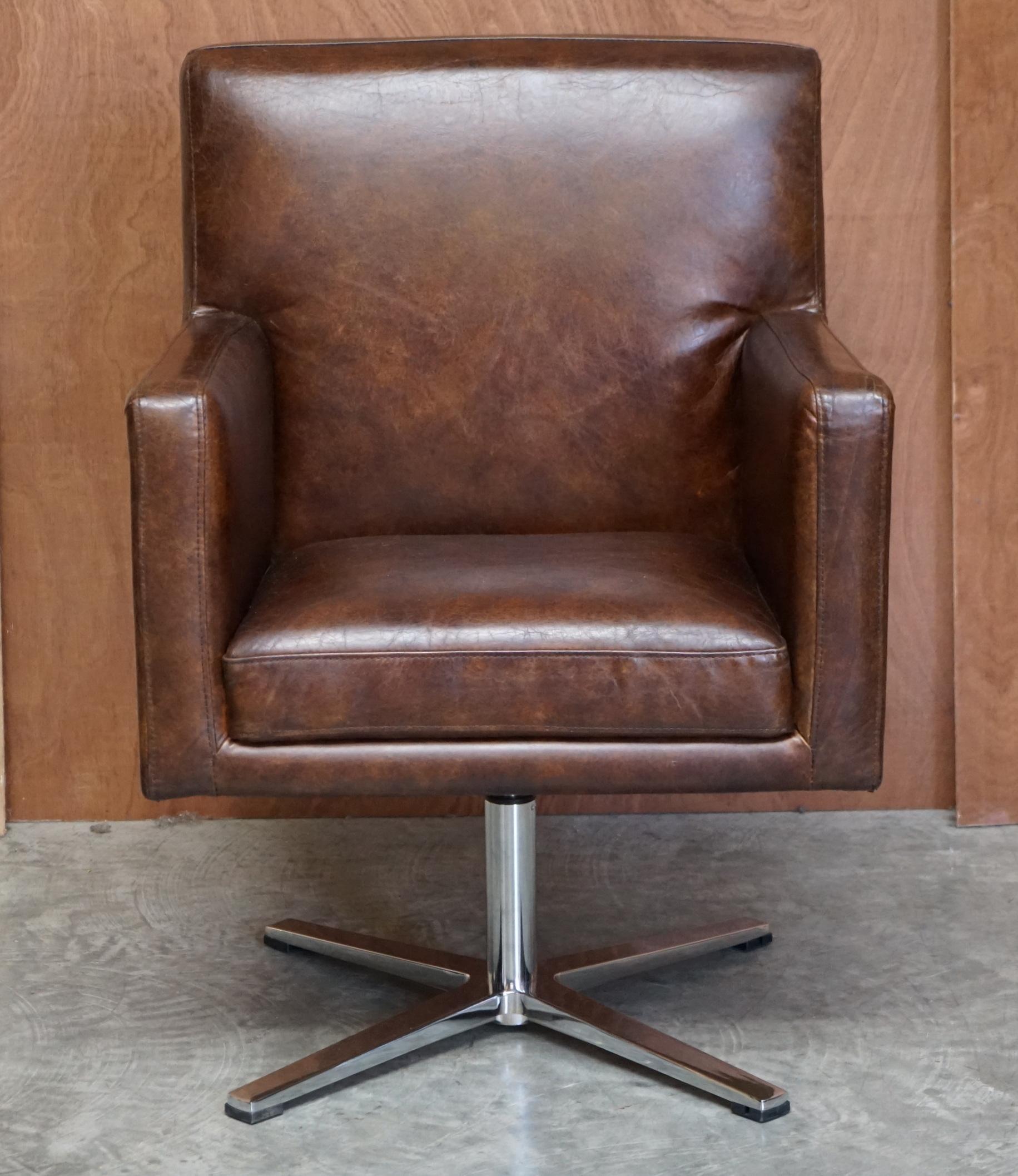 Wir freuen uns, 1 von 3 handgefärbten vintage braunen Lederflieger-Bürostühlen mit genieteten Aluminiumrahmen zum Verkauf anzubieten

Dieser Verkauf ist für einen Stuhl mit der Option, bis zu drei zu kaufen

Diese beliebten Fliegerstühle haben