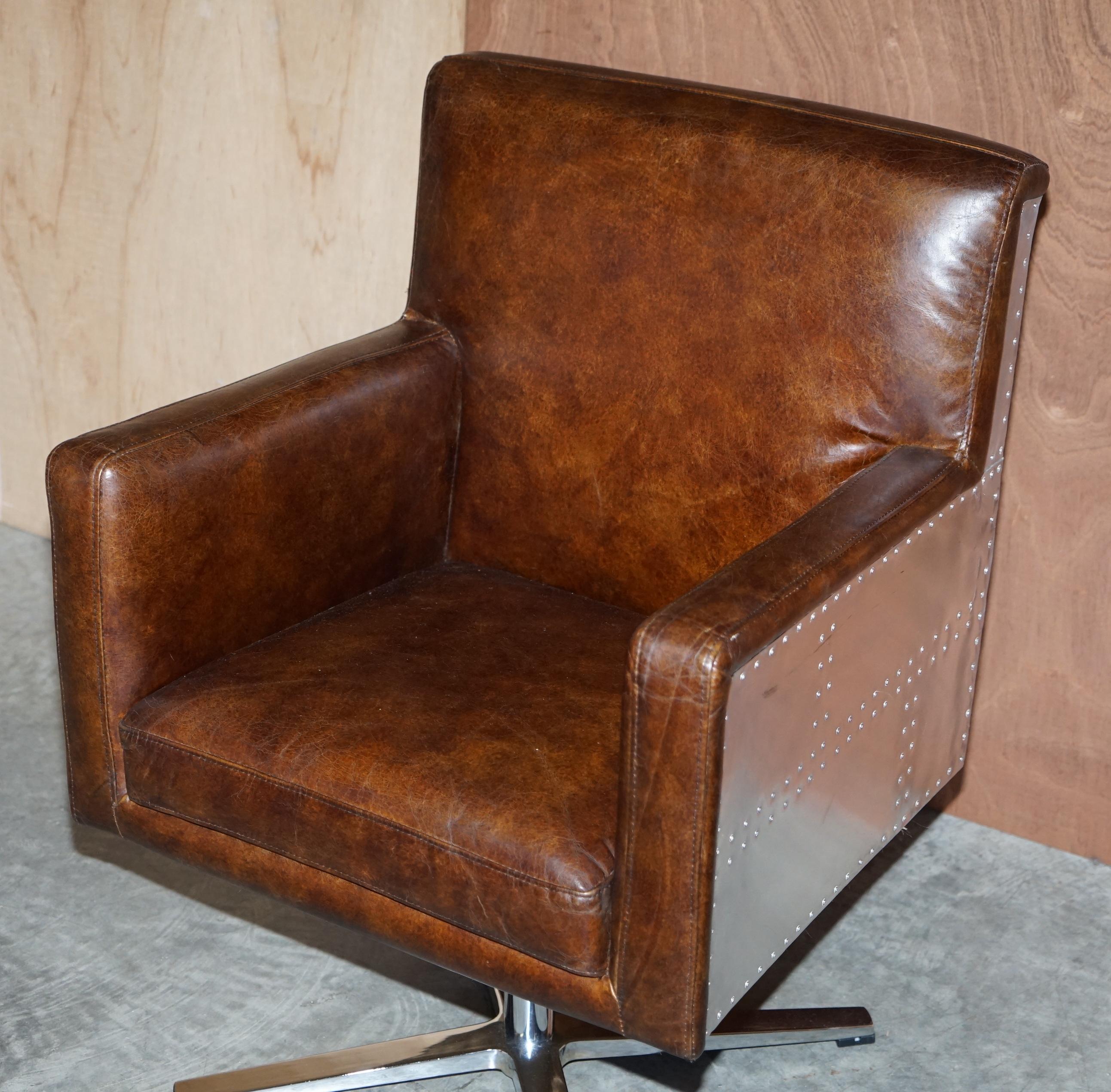 Industriel Fauteuils de capitaine en cuir teint à la main Brown Aviator en métal martelé pivotant en vente