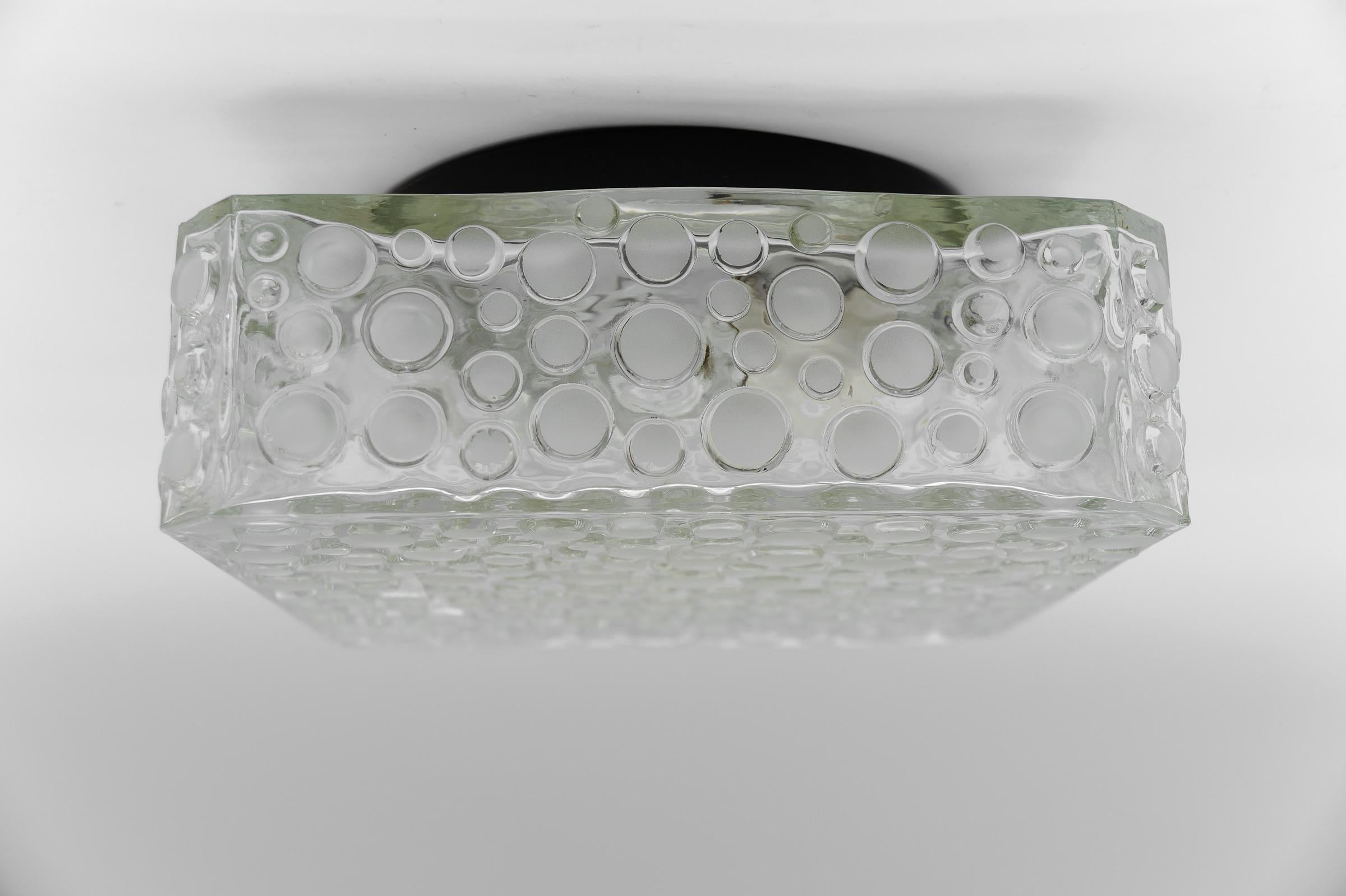 1. von 3 schweren klaren & satinierten Glas Blase Flush Mount Licht oder Wandleuchte, 1960er

Die Lampe benötigt 1x E27 / E26 Edison-Schraubbirne, ist verdrahtet, funktionstüchtig und läuft sowohl mit 110 / 230 Volt.

Glühbirnen nicht im