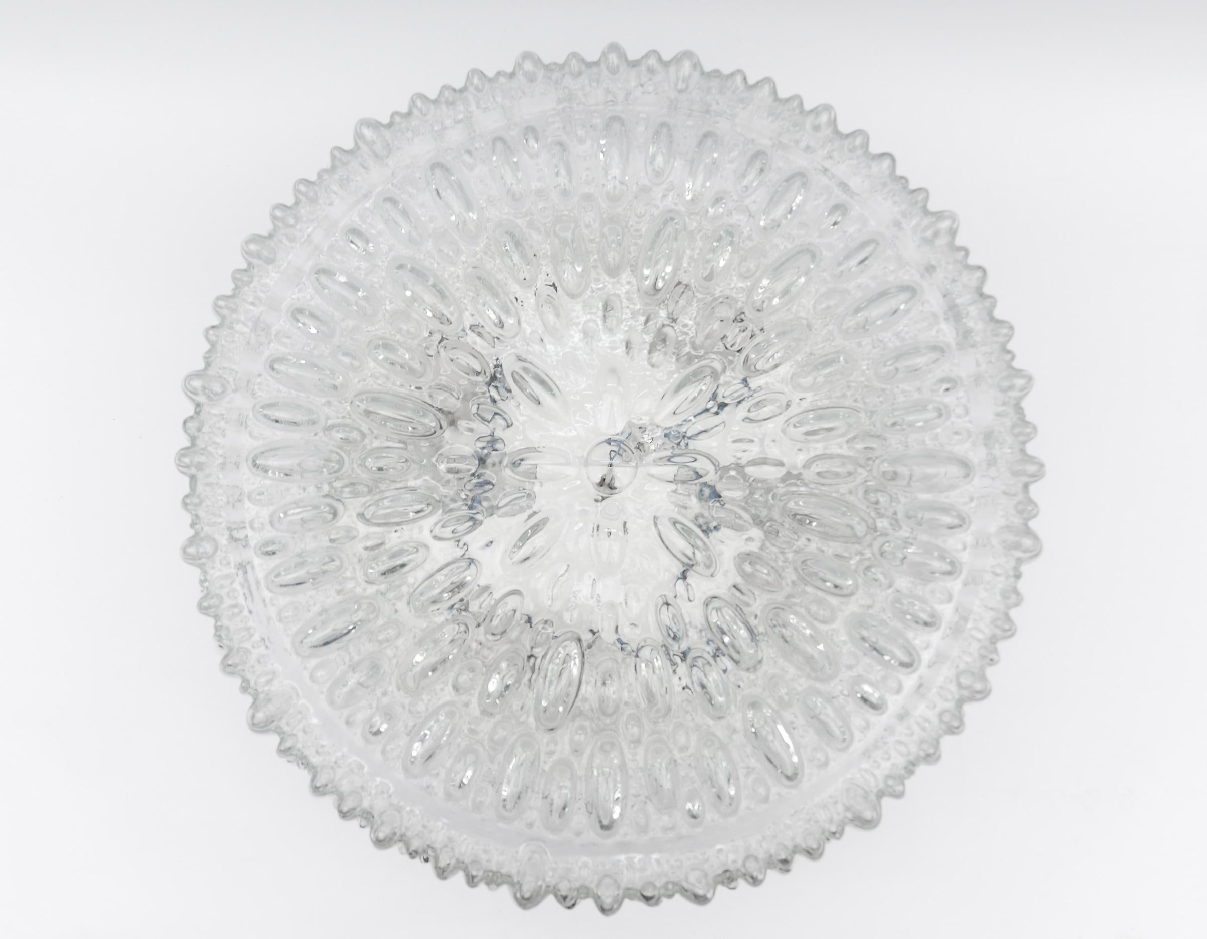 1. de 3 Lámpara de pared / empotrable grande de cristal burbuja de Limburg, años 60 Alemania

Tenemos tres tamaños diferentes del mismo estilo. Todos se pueden encontrar aquí, en 1stDibs, en nuestra tienda.

El accesorio necesita  4 bombillas