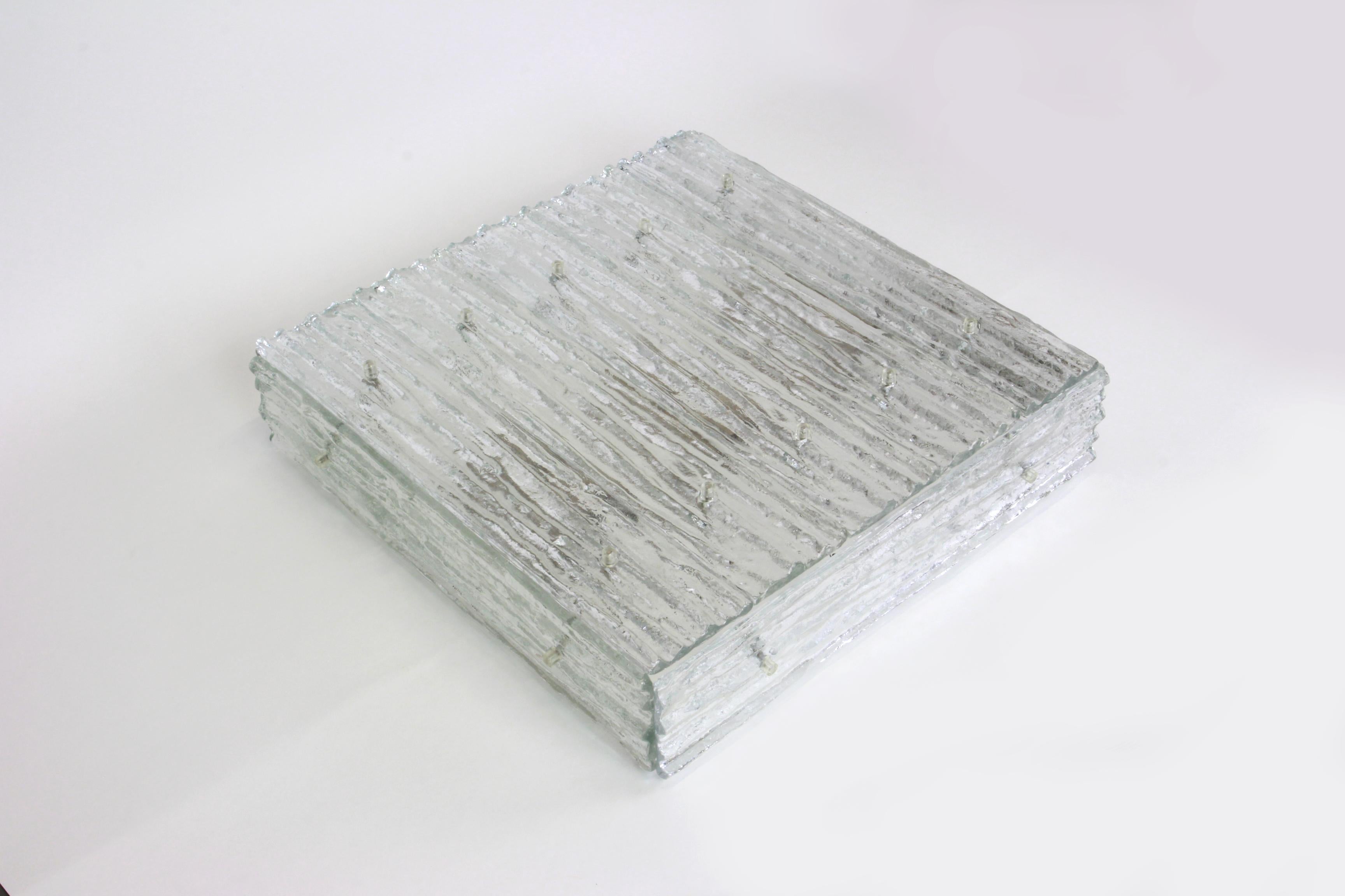Un énorme montage de chasse d'eau étonnant de Kalmar, Autriche, fabriqué dans les années 1960.
Le porte-serviettes est composé de neuf éléments épais en verre de Murano texturé fixés à un cadre en métal blanc.

Qualité lourde et en très bon état.