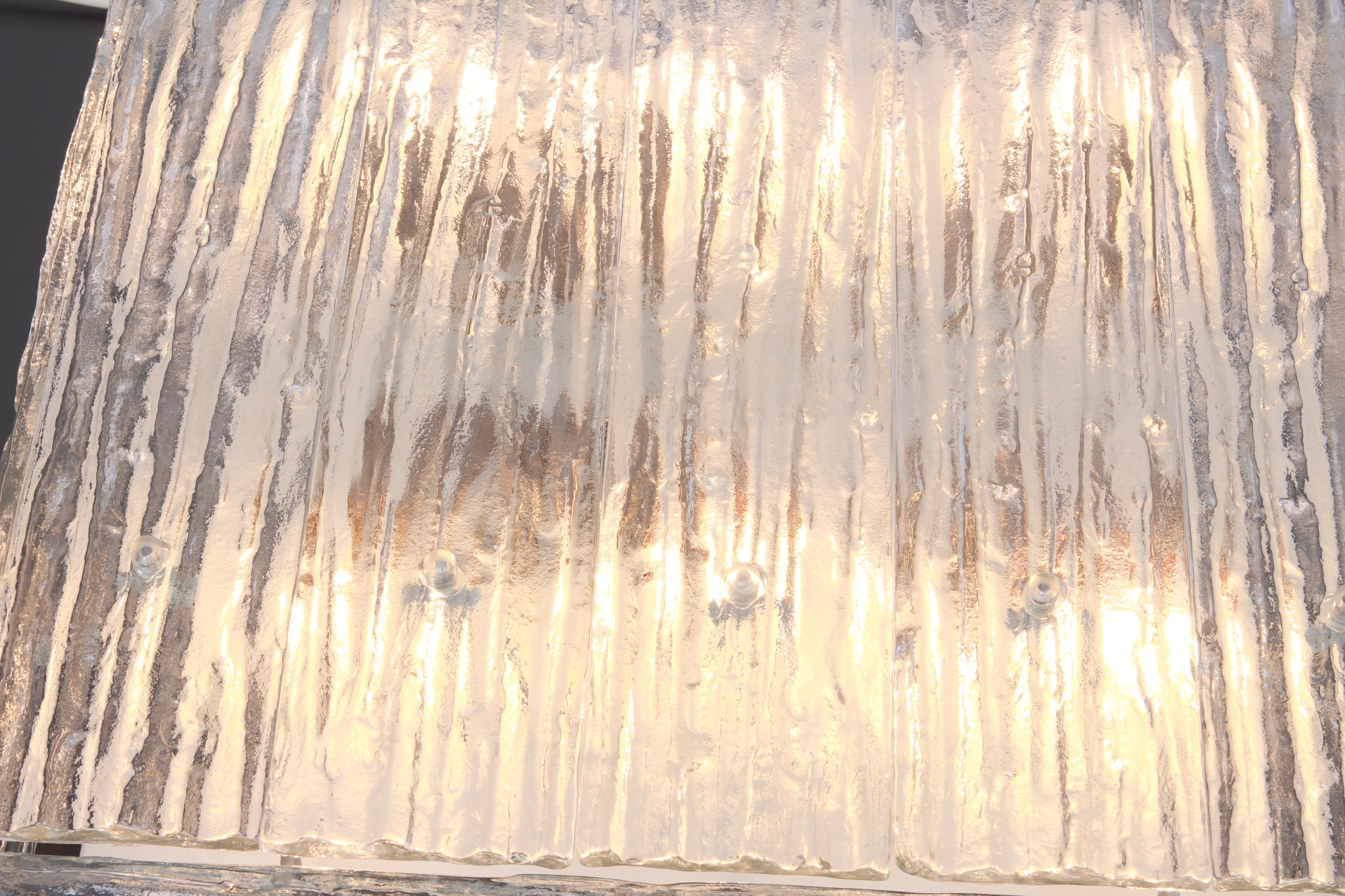 Eine atemberaubend große Unterputzleuchte von Kalmar, Österreich, hergestellt in den 1960er Jahren.
Die Unterputzleuchte besteht aus neun dicken, strukturierten Muranoglaselementen, die an einem weißen Metallrahmen befestigt sind.

Schwere Qualität