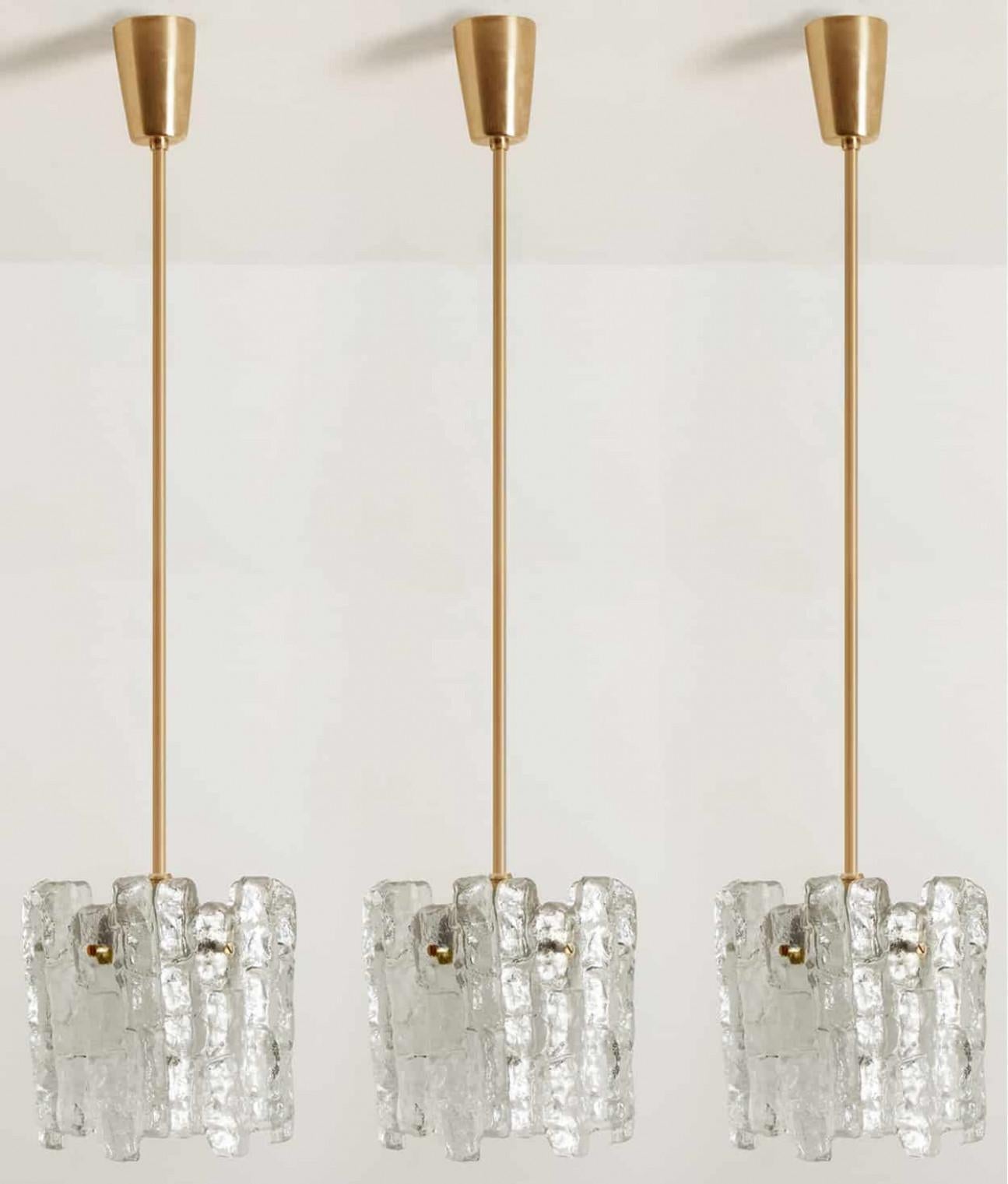 1 di 3 Lampade a sospensione in vetro di ghiaccio di J.T. Kalmar, anni '70 in vendita 3