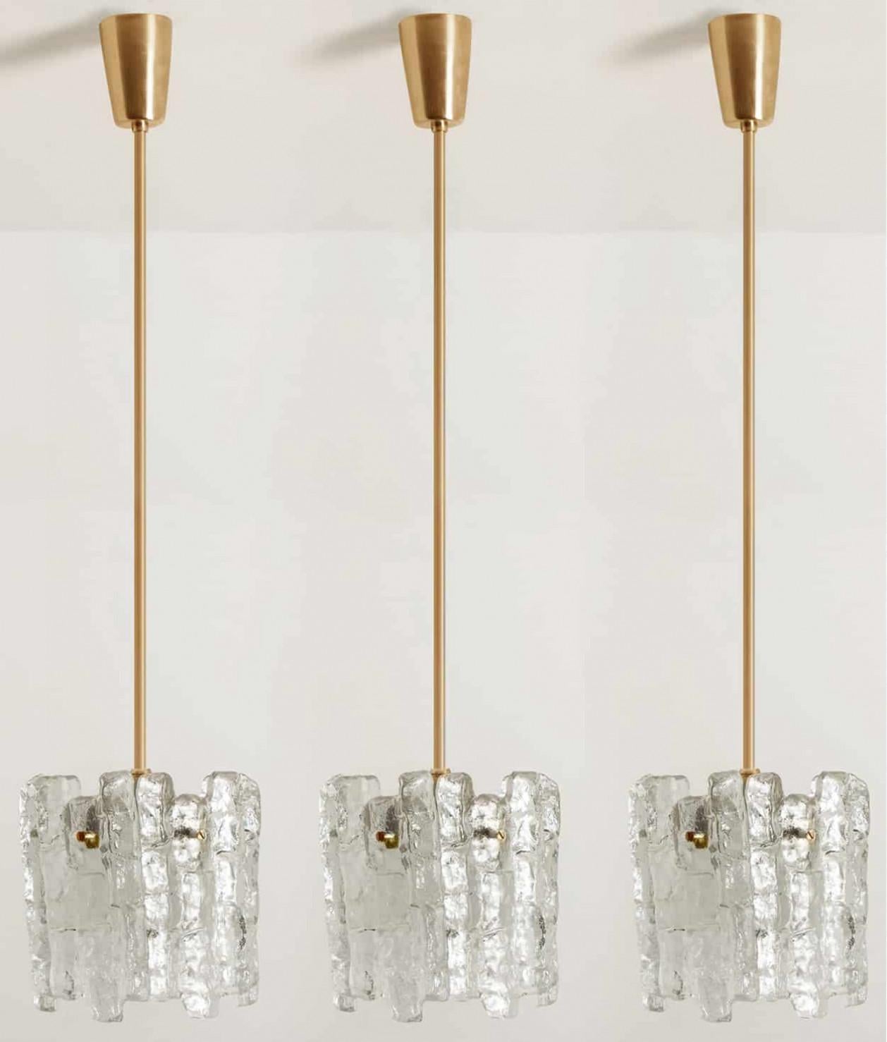 1 de 3 Lámparas Colgantes de Cristal Hielo de J.T. Kalmar, década de 1970 en venta 3