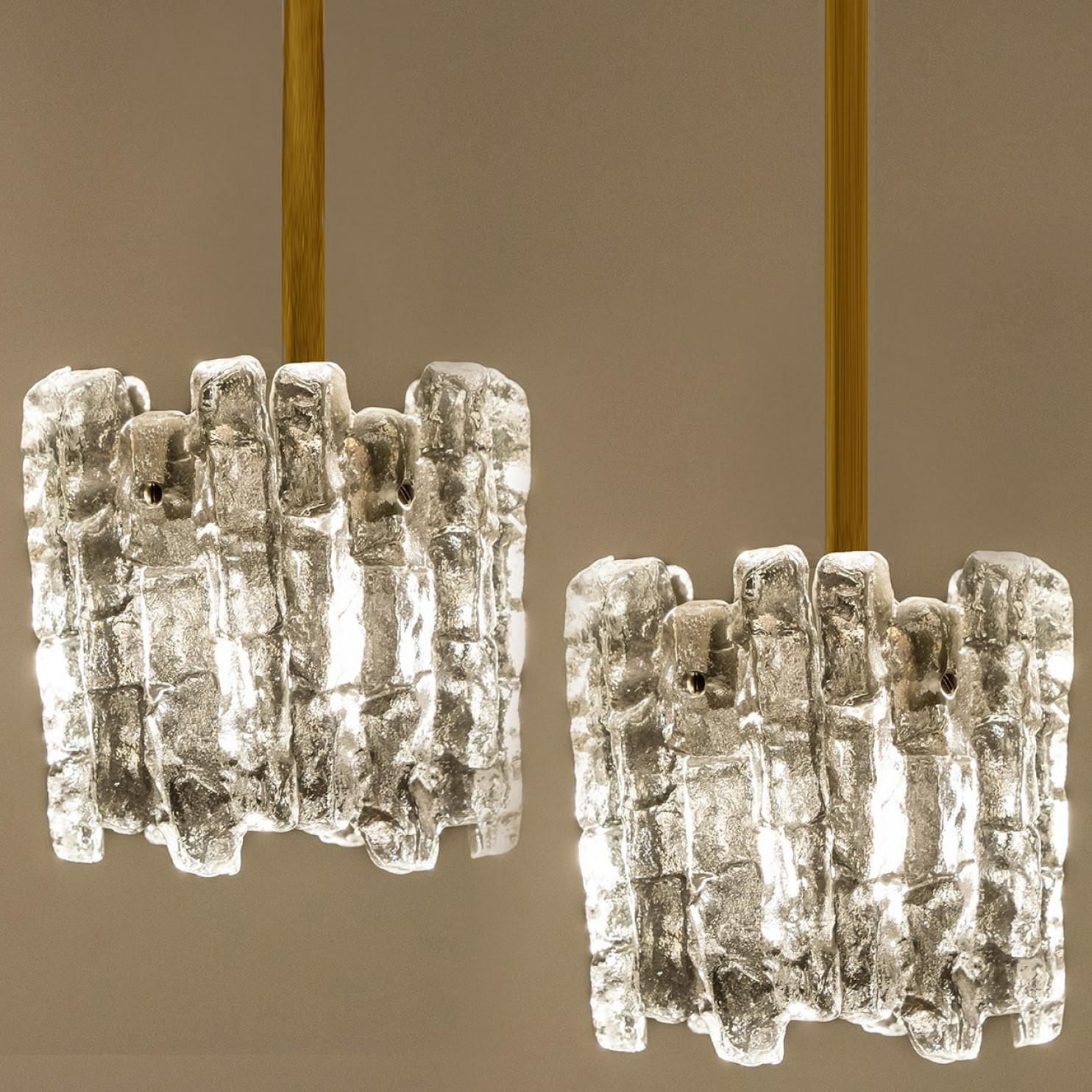 1 di 3 Lampade a sospensione in vetro di ghiaccio di J.T. Kalmar, anni '70 in vendita 4