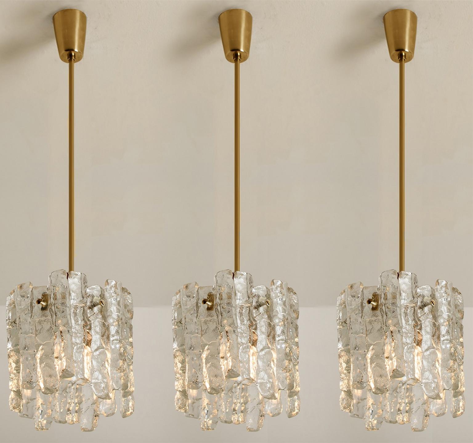 Bellissime ed eleganti lampade a sospensione moderne, prodotte da Kalmar, Austria, negli anni '70.  Design semplicistico di alta gamma. Ogni lampada è dotata di prese in ottone e di uno strato di lastre di vetro massiccio di ghiaccio testurizzato