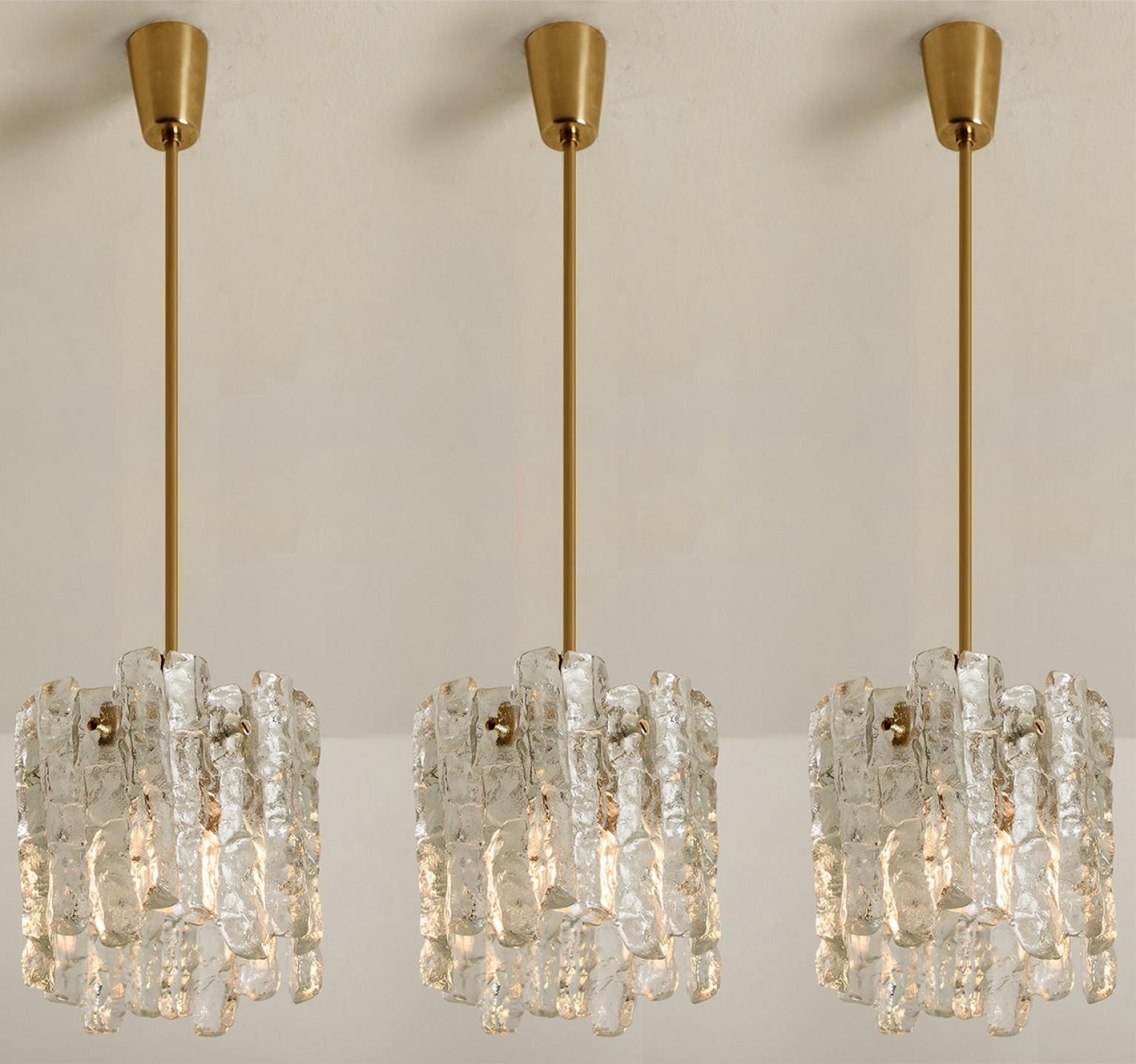 Preciosas y elegantes lámparas colgantes modernas, fabricadas por Kalmar, Austria, en la década de 1970.  Diseño simplista de alta gama. Cada luz tiene casquillos de latón y una capa de láminas de cristal de hielo macizo con textura extremadamente