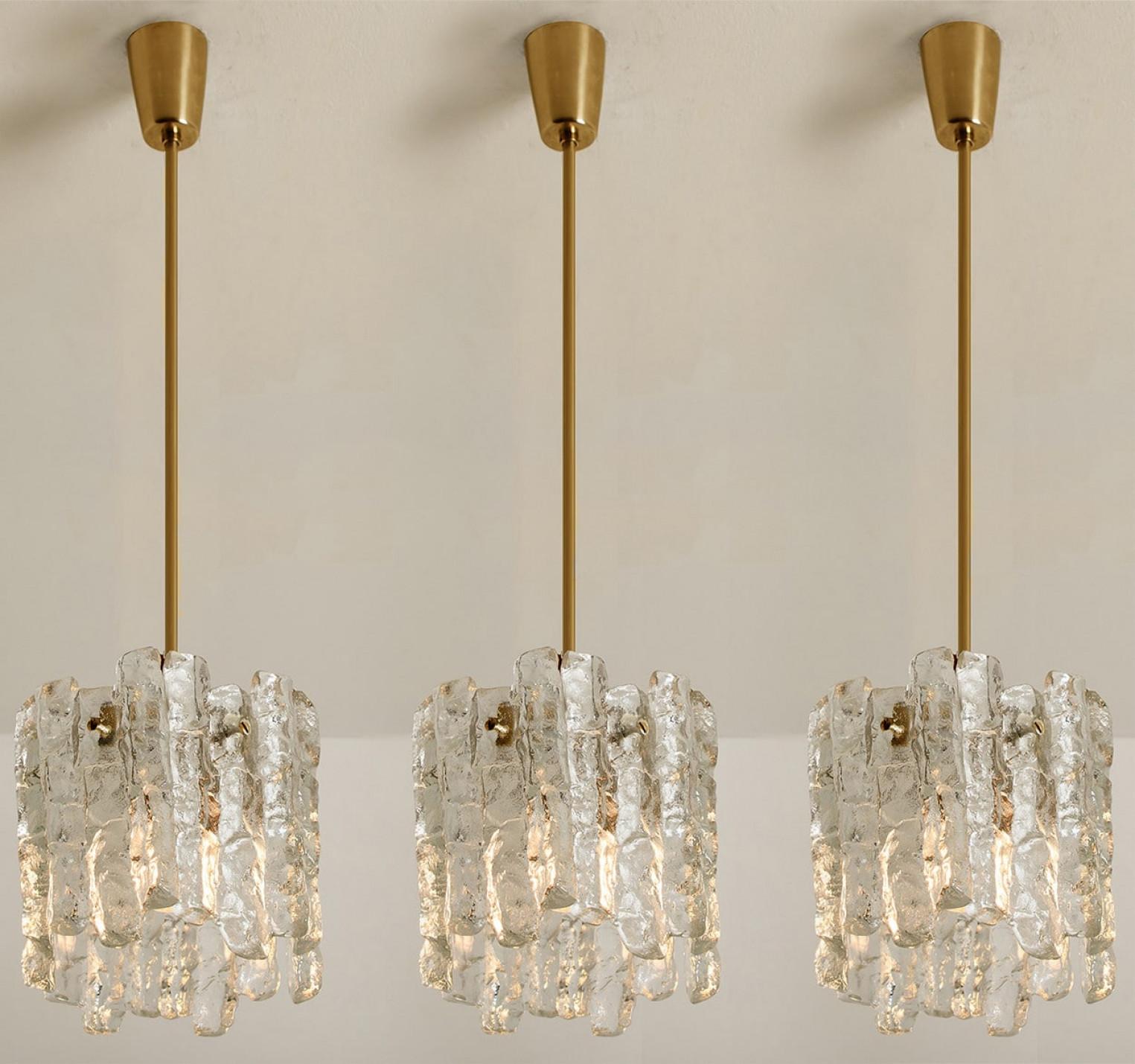 Altro 1 di 3 Lampade a sospensione in vetro di ghiaccio di J.T. Kalmar, anni '70 in vendita